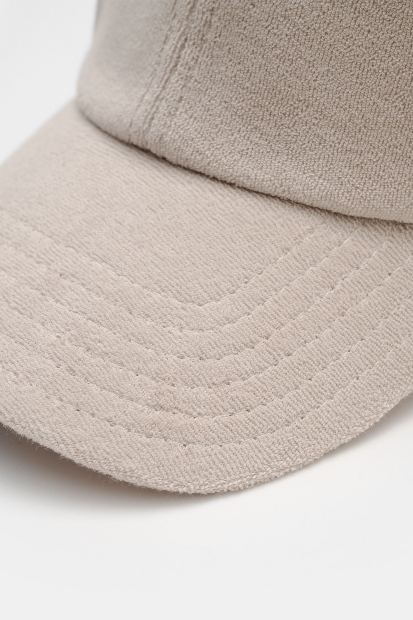 Close-up front angled view of 04651/ A trip in a bag Terry baseball cap 'Terry' beige in soft cotton terry with six panel style and adjustable closure, offering a soft feel and good protection.

Spring awakening: This stylish baseball cap in soft terry
