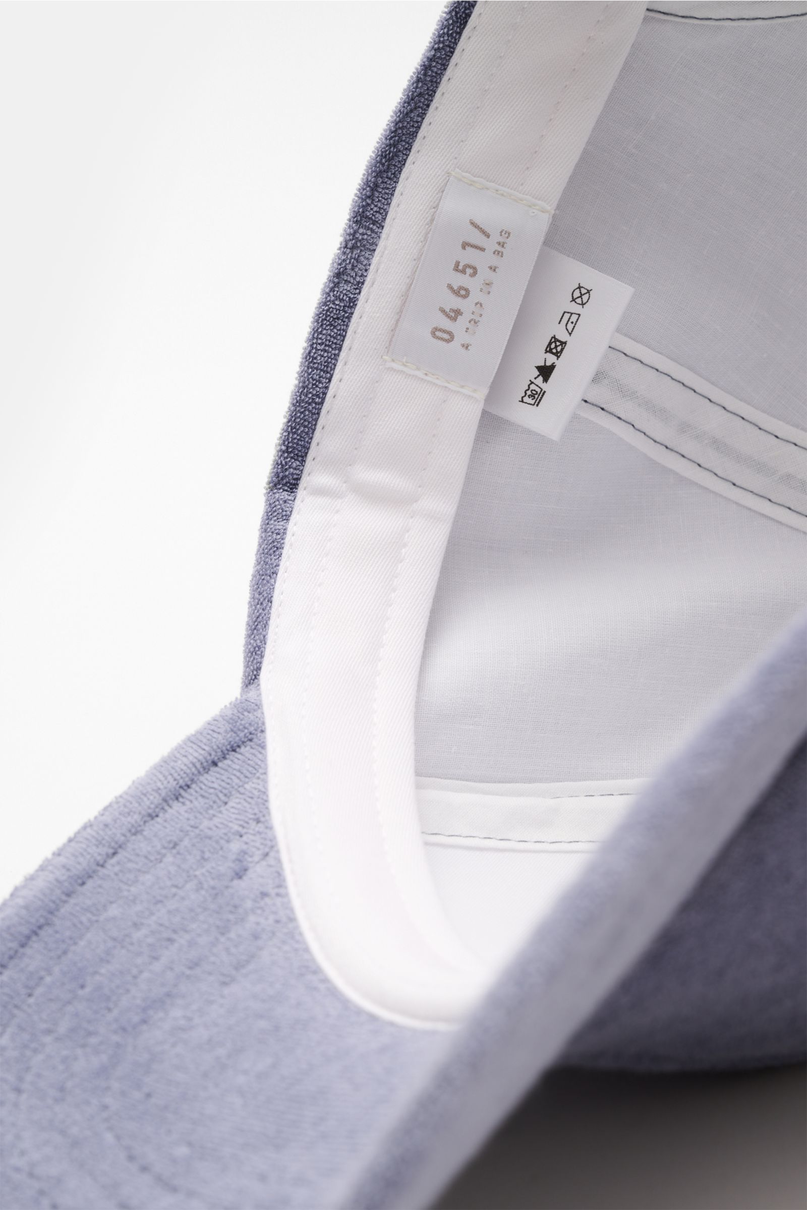 Close-up inside view of the 04651/ A trip in a bag Terry baseball cap 'Terry' smoky blue showing white inner lining and label.

Description: Spring awakening: This stylish baseball cap in soft terry by label 04651/ A TRIP IN A BAG offers good protectio