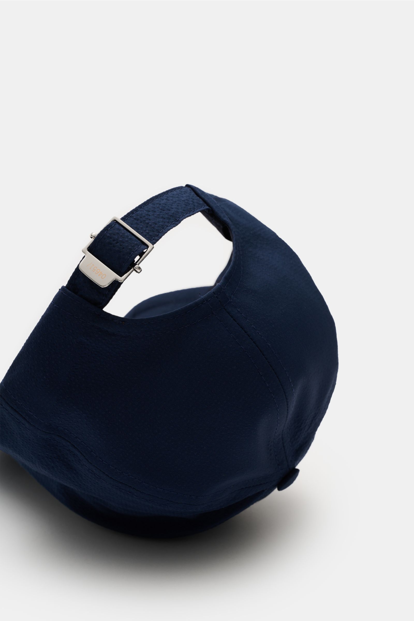04651/ A trip in a bag Baseball-Cap 'Seersucker' navy in Rückansicht, Seersucker-Struktur, Microfaser-Baumwolle, Six-Panel, verstellbar, sommerlich entspannt.