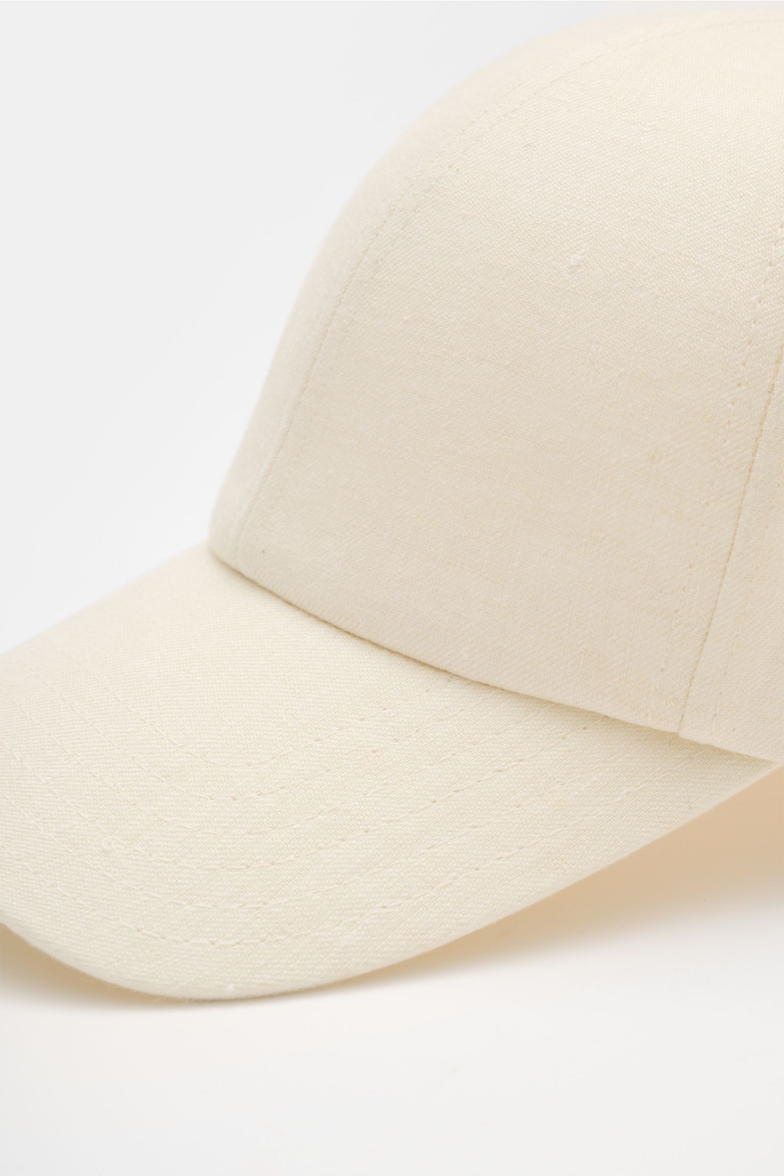 04651/ A trip in a bag Baseball-Cap 'Linen' creme meliert aus reinem Leinen, Six-Panel-Stil, verstellbar, Nahaufnahme von schräg vorne.