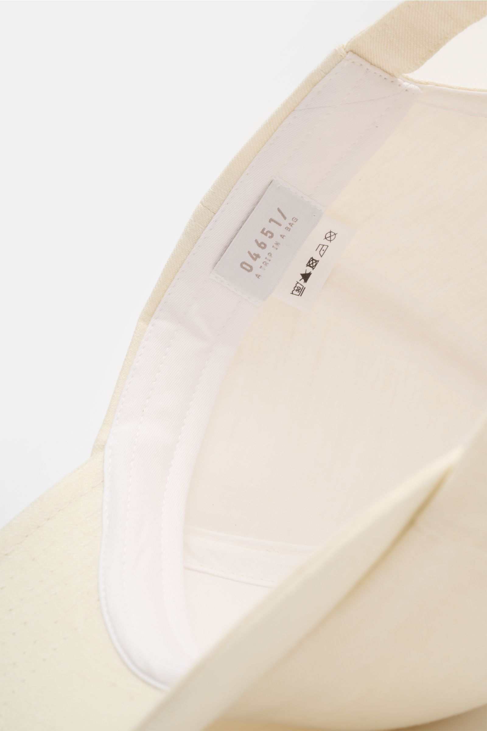 Innenansicht der 04651/ A trip in a bag Baseball-Cap 'Linen' creme meliert aus reinem Leinen mit verstellbarem Verschluss im Six-Panel-Stil.
