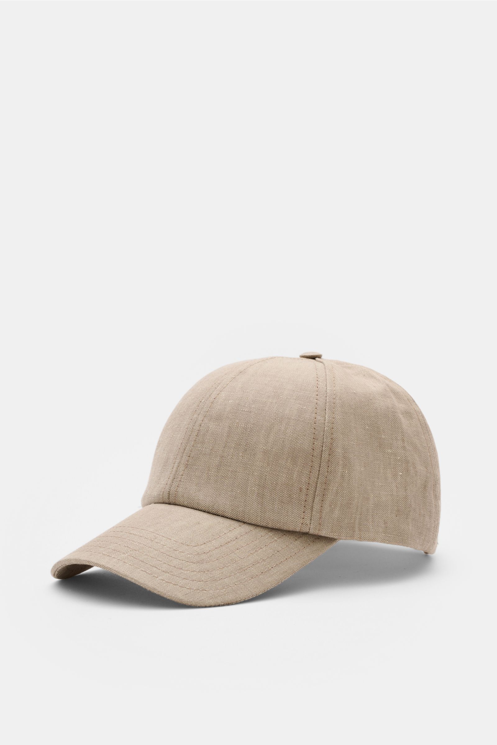 Front-side view of 04651/ A trip in a bag Baseball cap 'Linen' taupe mottled, made of pure linen with a slightly robust texture, six panel style, and adjustable closure. Relaxed summer aesthetic combining lightweight natural fibers with a sporty look.