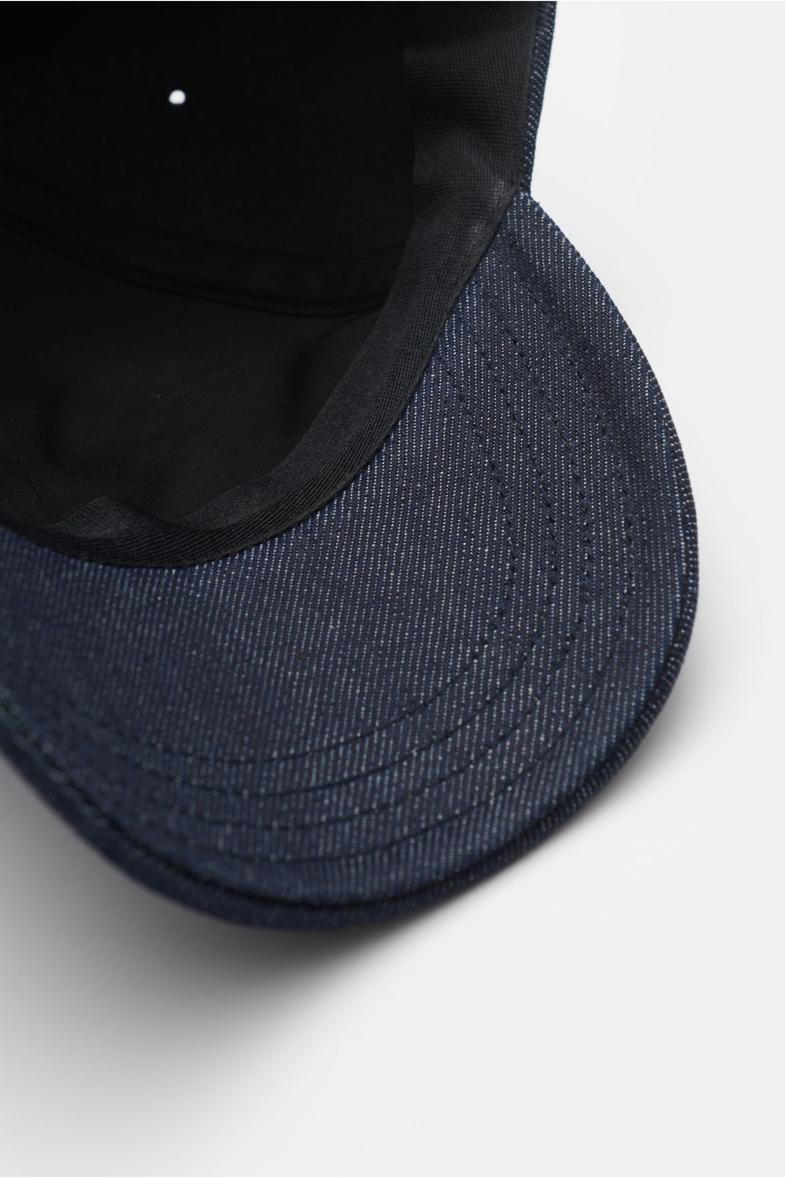 A.P.C. Denim Baseball-Cap 'Charlie' navy in leichter Verstärkung, Six-Panel-Design, Logo-Stitching, verstellbar, Innenansicht aus schräger Perspektive.
