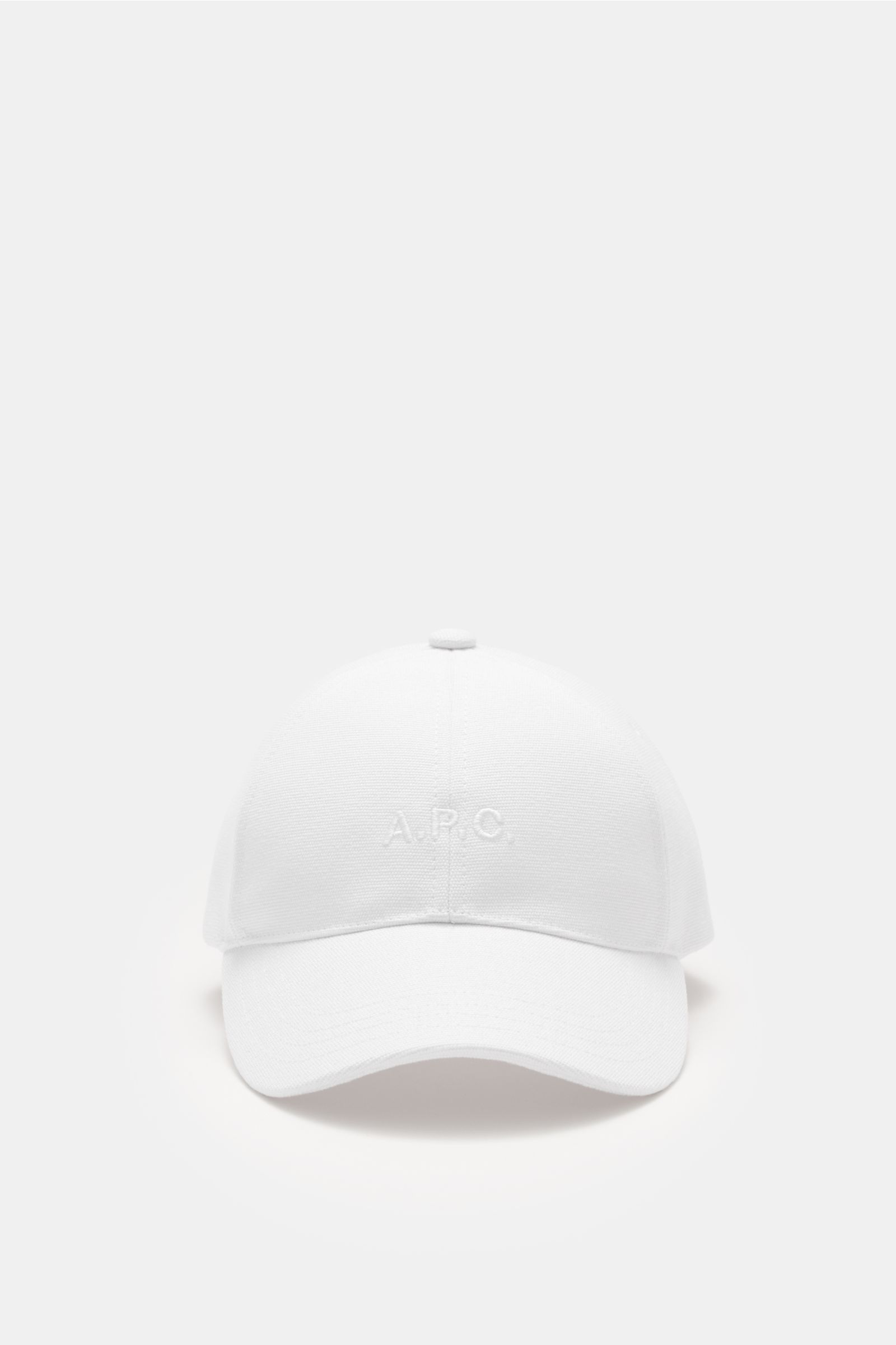 A.P.C. Baseball-Cap 'Charlie' weiß, zeitlos sportlich, Six-Panel-Design aus robustem Baumwoll-Canvas, Frontansicht mit tonalem Logo-Stitching und verstellbarem Verschluss.