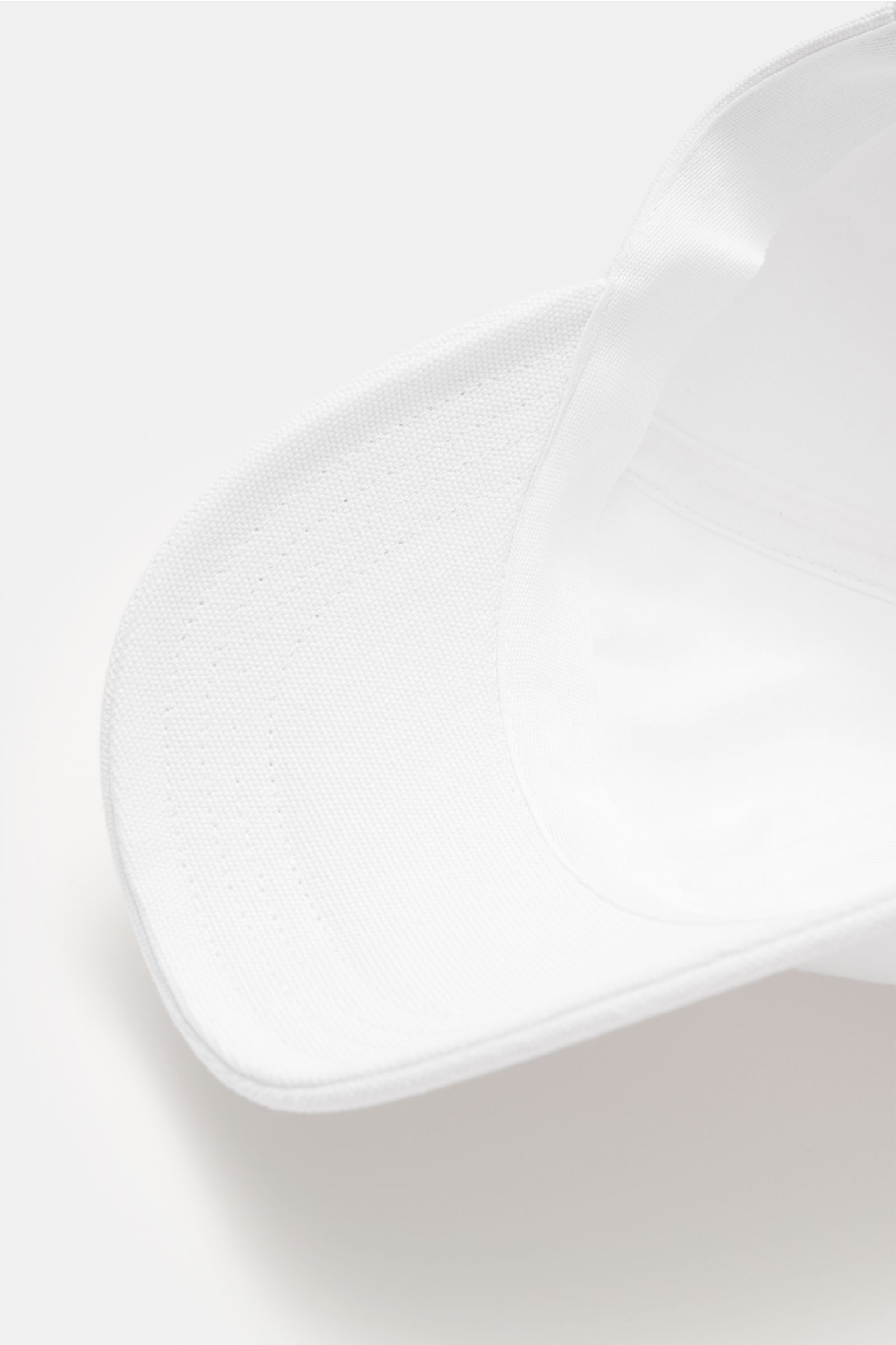 A.P.C. Baseball-Cap 'Charlie' weiß aus robustem Baumwoll-Canvas, Six-Panel-Design mit tonalem Logo, verstellbar, Innenansicht von oben.