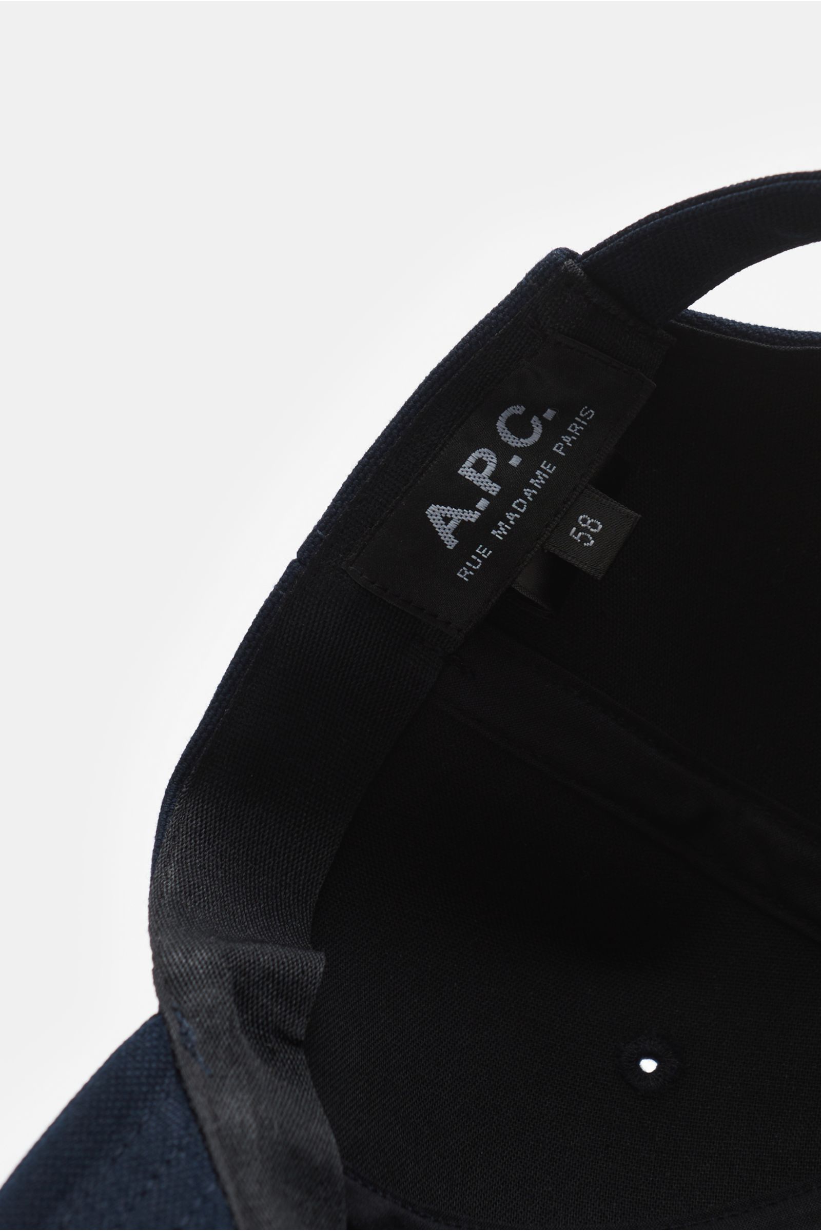 A.P.C. Baseball-Cap 'Charlie' navy, Innenansicht von oben, robustes Baumwoll-Canvas, klassisches Six-Panel-Design, tonales Logo-Stitching, verstellbarer Verschluss.