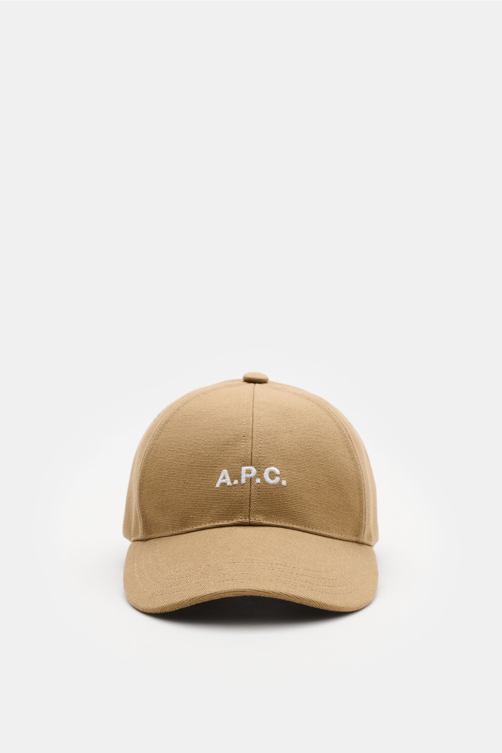 A.P.C. Baseball-Cap 'Charlie' beige shown from the front, made of robust cotton canvas with tonal logo stitching and classic six-panel design. Zeitlos, sportlich, A.P.C.: Die Six-Panel-Cap 'Charlie' aus robustem Baumwoll-Canvas bringt französische Cool