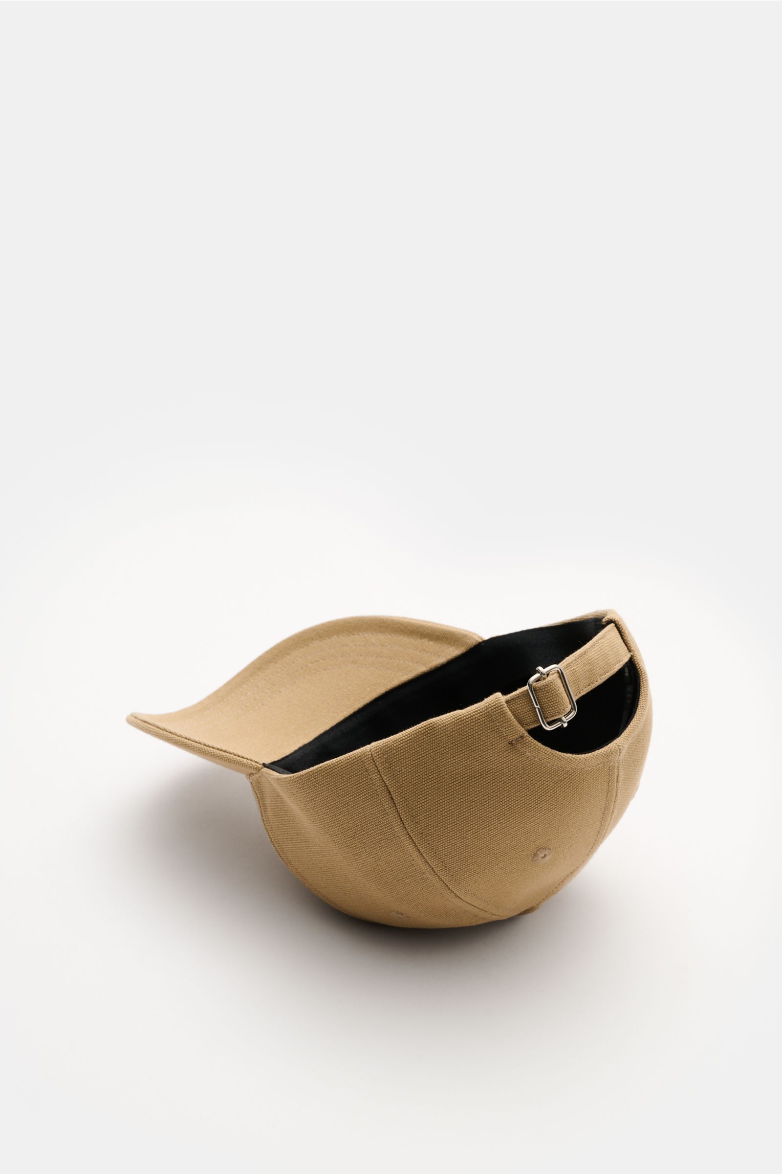 Beige A.P.C. Baseball-Cap 'Charlie' shown from rear side, made of robust cotton canvas with adjustable strap and tonal logo stitching.

Description: 
Zeitlos, sportlich, A.P.C.: Die Six-Panel-Cap 'Charlie' aus robustem Baumwoll-Canvas bringt französisc