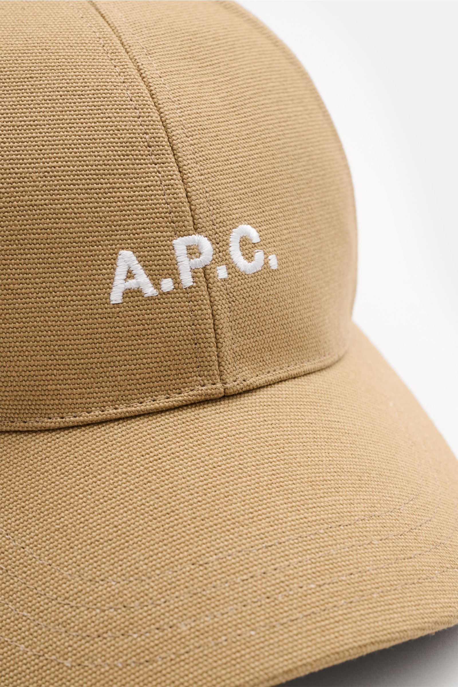 Close-up front-side view of the A.P.C. Baseball-Cap 'Charlie' beige made of durable cotton canvas with tonal logo stitching on classic six-panel design.

Zeitlos, sportlich, A.P.C.: Die Six-Panel-Cap 'Charlie' aus robustem Baumwoll-Canvas bringt franzö