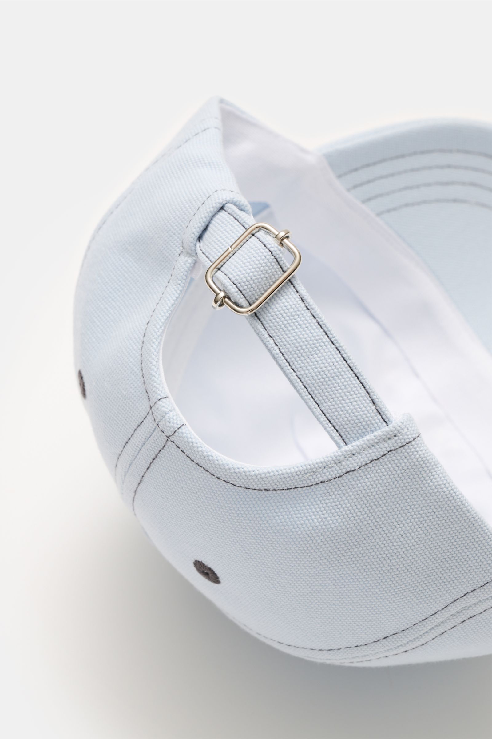 A.P.C. Baseball-Cap 'Charlie' pastellblau aus robustem Baumwoll-Canvas, Six-Panel-Design, tonales Logo-Stitching, verstellbarer Verschluss, Rückansicht.