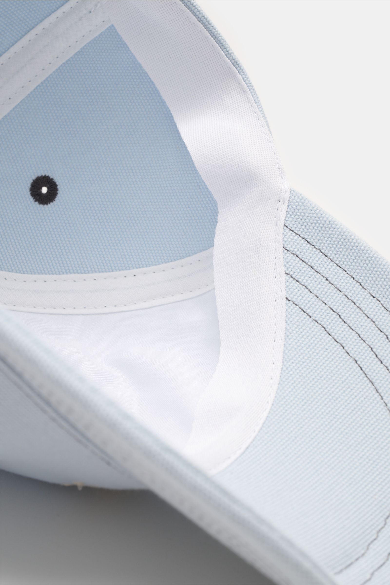 A.P.C. Baseball-Cap 'Charlie' pastellblau aus robustem Baumwoll-Canvas, Six-Panel-Design, tonales Logo-Stitching, verstellbarer Verschluss, Nahaufnahme von innen.