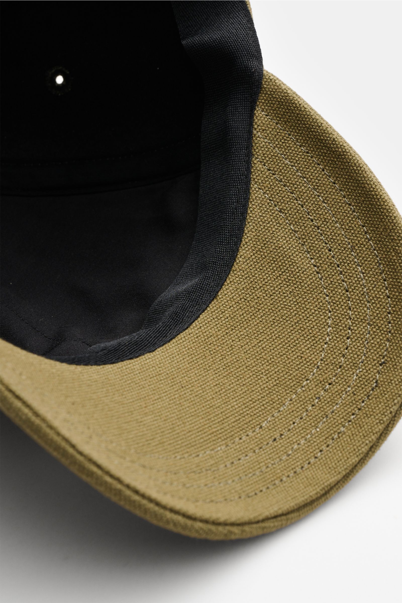 Close-up view from above of the A.P.C. Baseball-Cap 'Charlie' oliv, showing the olive cotton canvas and black inner lining.

Description: 
Zeitlos, sportlich, A.P.C.: Die Six-Panel-Cap 'Charlie' aus robustem Baumwoll-Canvas bringt französische Coolness