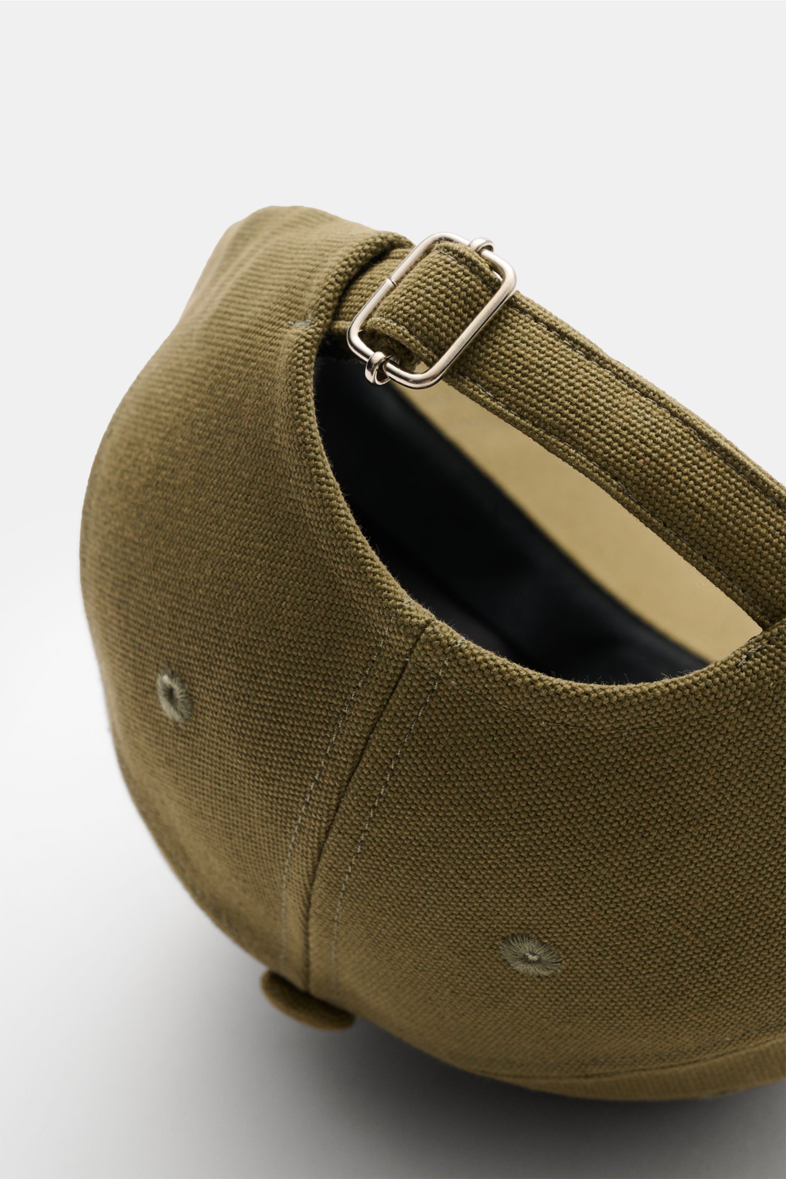 A close-up rear view of the A.P.C. Baseball-Cap 'Charlie' oliv in durable cotton canvas with an adjustable metal buckle strap, showcasing its robust texture. 

Zeitlos, sportlich, A.P.C.: Die Six-Panel-Cap 'Charlie' aus robustem Baumwoll-Canvas bringt 