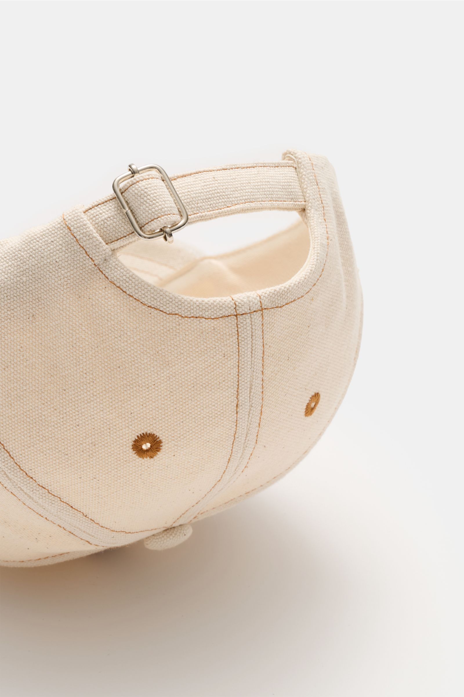 A.P.C. Baseball-Cap 'Charlie' creme aus robustem Baumwoll-Canvas mit verstellbarem Verschluss, tonalem Logo-Stitching, Six-Panel-Design, seitliche Nahaufnahme.