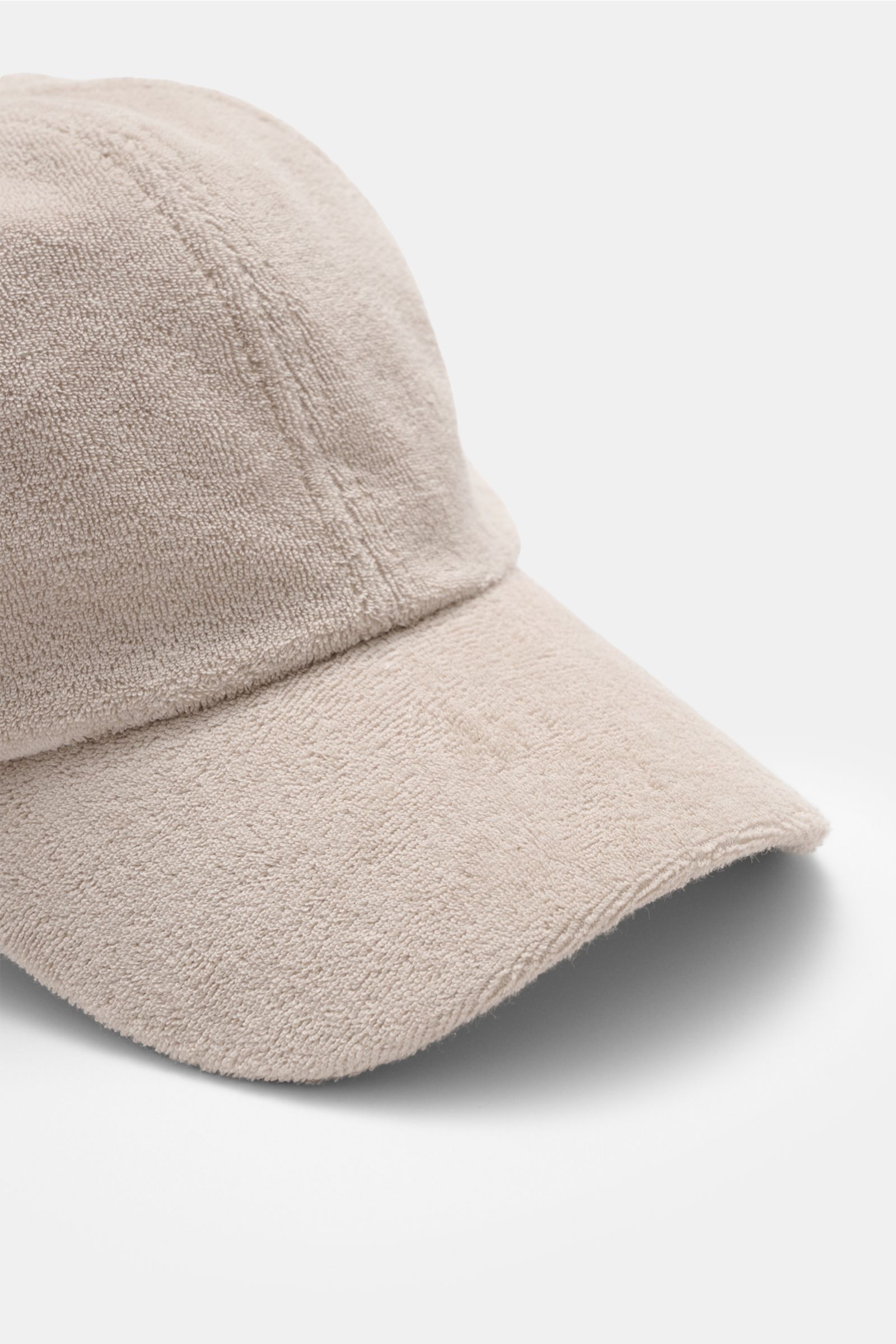 Close-up side view of the 04651/ A trip in a bag Terry baseball cap 'Terry' beige in soft cotton terry fabric with six panels and adjustable closure.

Spring awakening: This stylish baseball cap in soft terry from the label 04651/ A TRIP IN A BAG offer