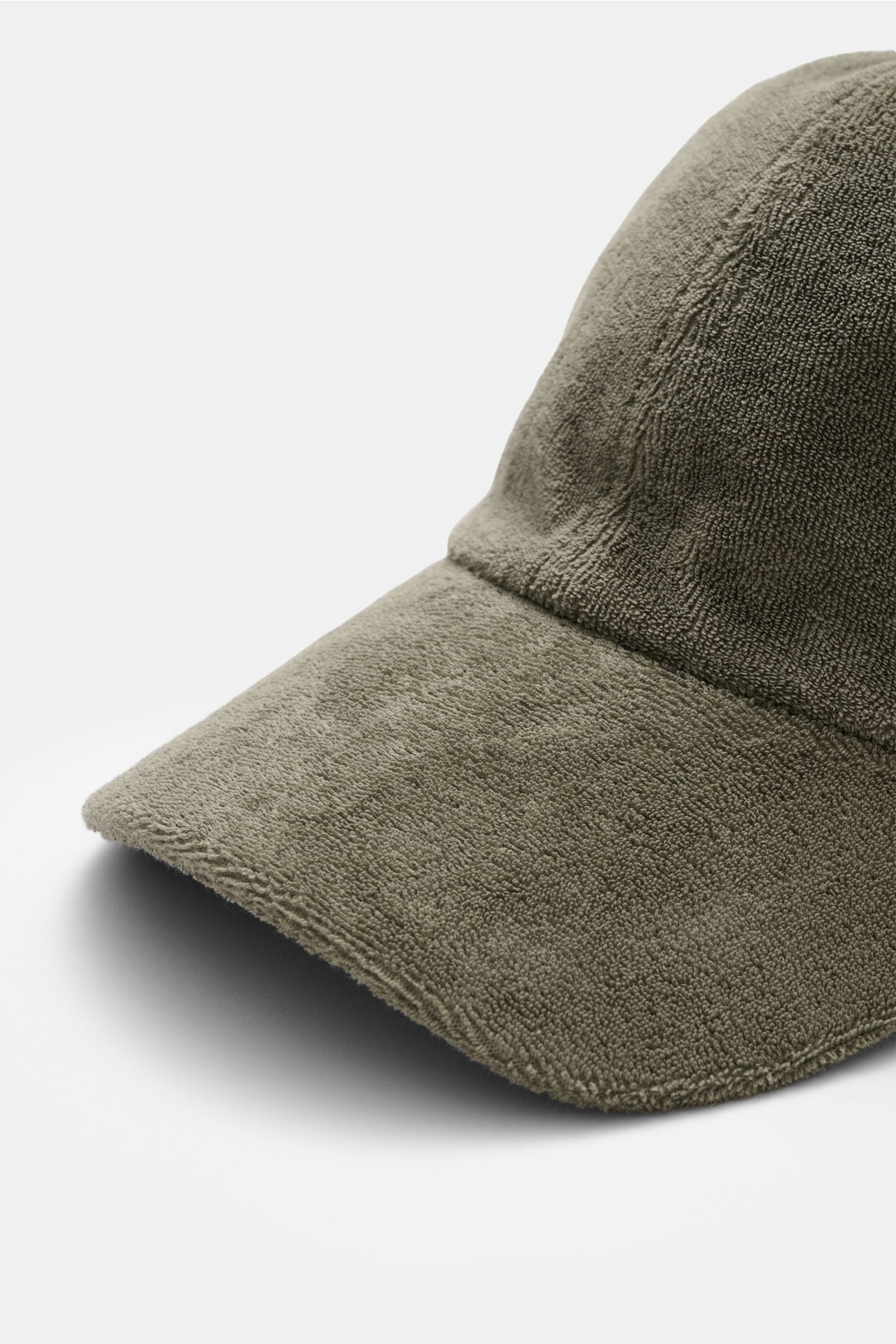 04651/ A trip in a bag Frottee Baseball-Cap 'Terry' graugrün in Nahaufnahme von schräg vorne, weiches Baumwoll-Frottee, Six-Panel-Stil, verstellbar.