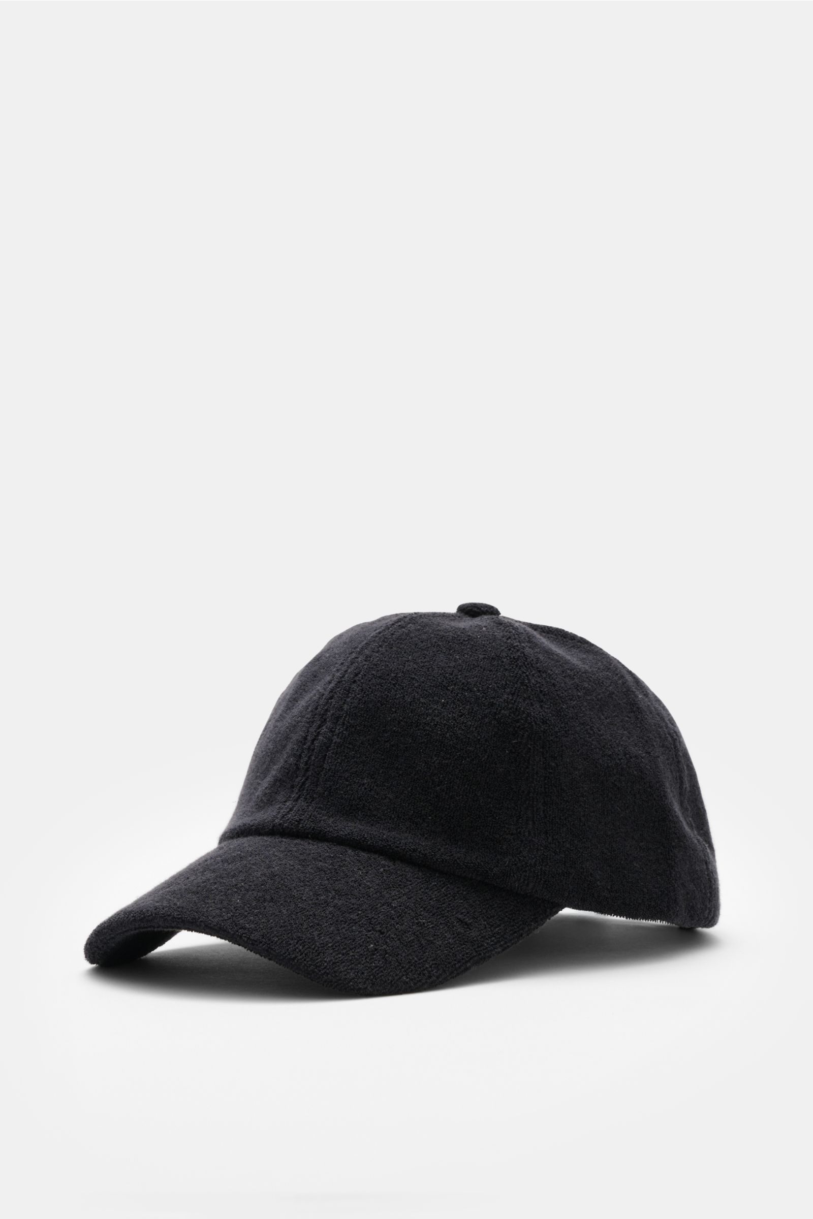 Front-side view of the 04651/ A trip in a bag Terry baseball cap 'Terry' black in soft cotton terry with six-panel style and adjustable closure.

Spring awakening: This stylish baseball cap in soft terry from the label 04651/ A TRIP IN A BAG offers goo