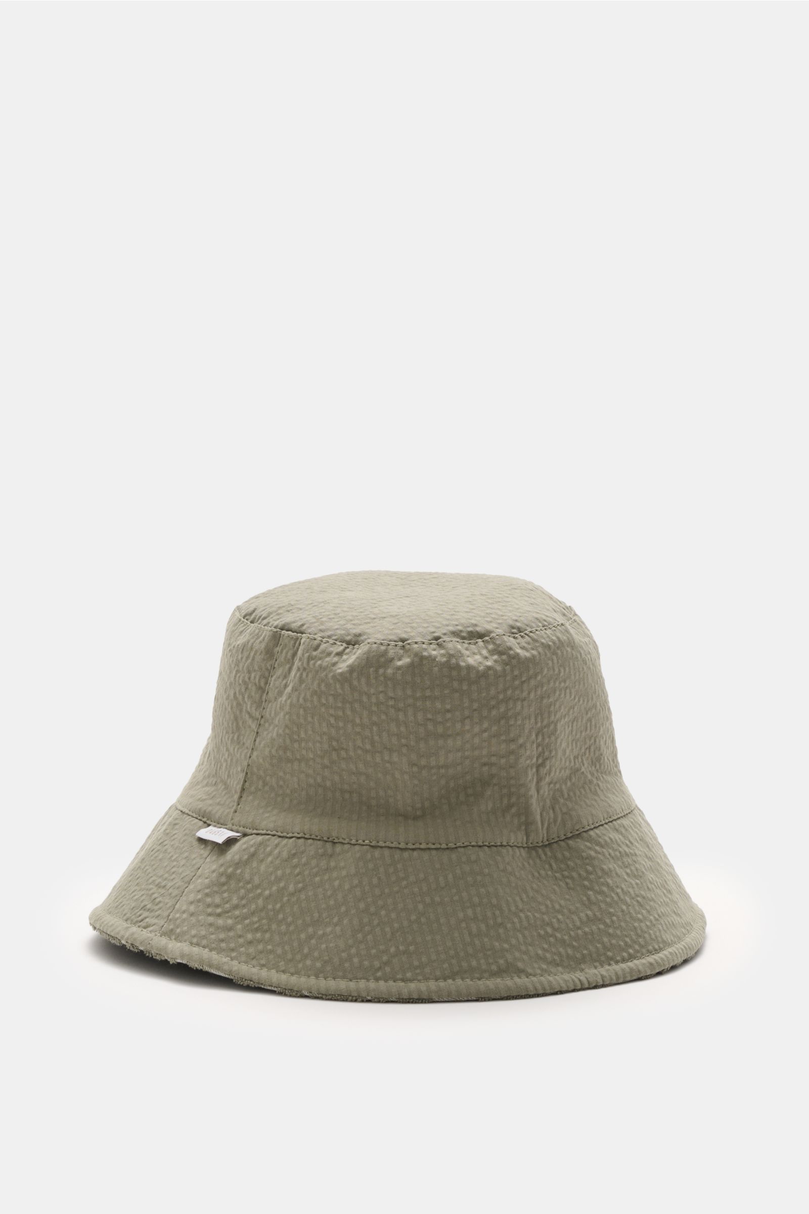 04651/ A trip in a bag Wende-Frottee Bucket Hat graugrün, schmale Krempe, Baumwoll-Frottee, Seersucker-Innenfutter, weiche Textur, seitliche Perspektive, wendbar.