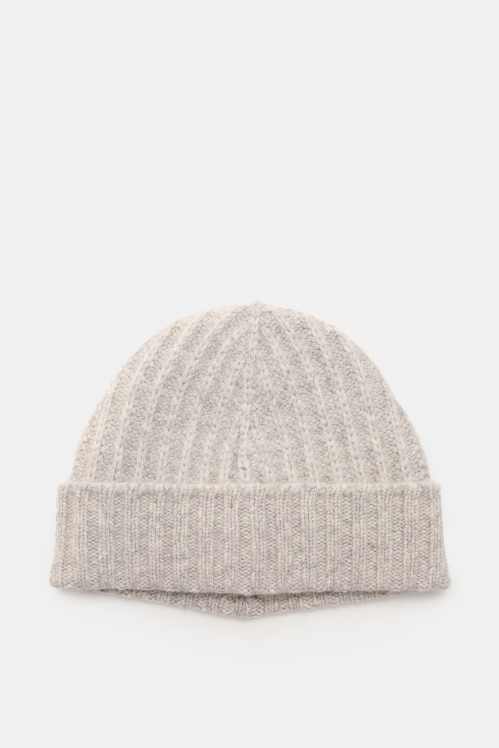 Front view of 04651/ A trip in a bag Cashmere Mütze hellgrau meliert, a light gray melange cashmere beanie with wide cuff and ribbed knit.

Description: Luxuriöses Winter-Accessoire: Die edle Cashmere-Mütze aus der ‚Look of the Games‘ Caps