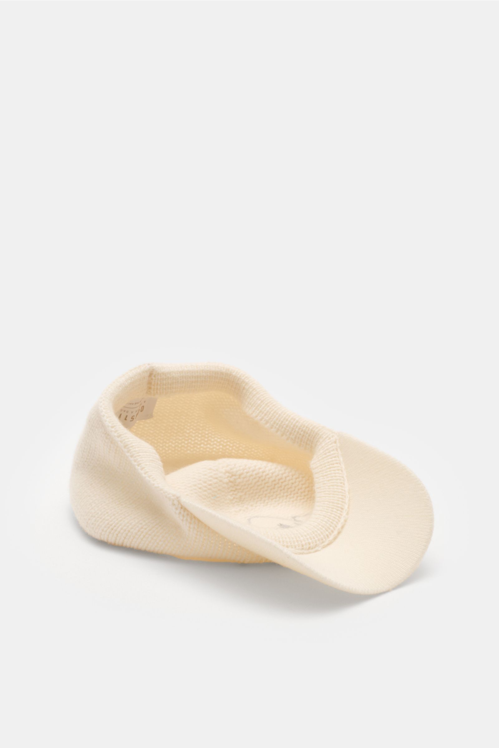 04651/ A trip in a bag Cashmere Baseball-Cap creme, liegend fotografiert, aus reinem Cashmere mit weichem Griff, mittlerem Strickbild und feinem Stitching.