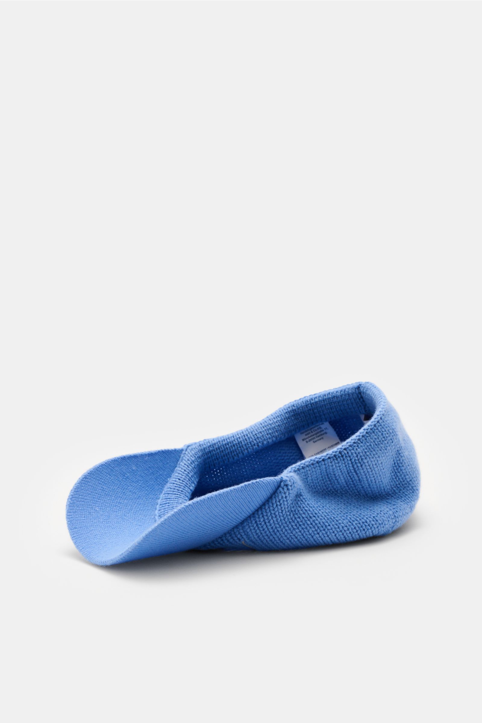 04651/ A trip in a bag Cashmere Baseball-Cap blau, seitlich liegend, feiner Strick, weicher Griff, mittleres Strickbild, Feinstrick-Schirm, Front-Stitching.