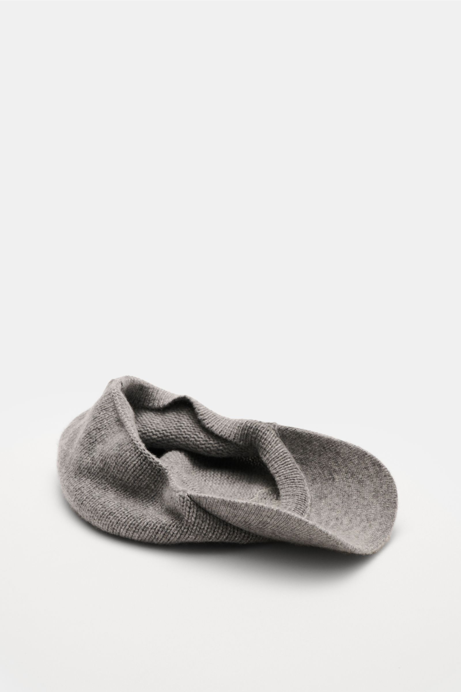 Graue melierte 04651/ A trip in a bag Cashmere Baseball-Cap liegend in Seitenansicht, weicher Griff, mittlerer Strick, Feinstrick-Schirm, Stitching vorne.