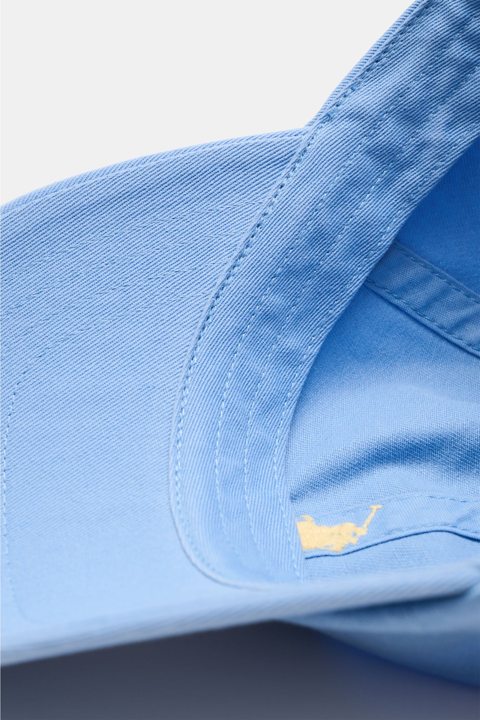 Close-up view of the light blue Polo Ralph Lauren Baseball-Cap hellblau showing the curved brim, six-panel design, and logo stitching, made of pure cotton with a slightly textured feel and adjustable strap.

Die klassische Baseball-Cap von POLO RALPH L