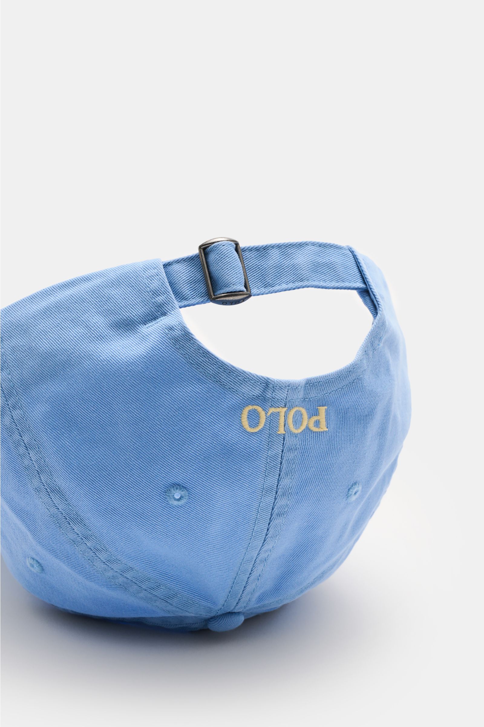 Polo Ralph Lauren Baseball-Cap hellblau shown from the back, made of pure cotton with a slightly textured feel, six-panel design, curved brim, logo stitching, and adjustable strap. Die klassische Baseball-Cap von POLO RALPH LAUREN aus reiner Baumwolle 
