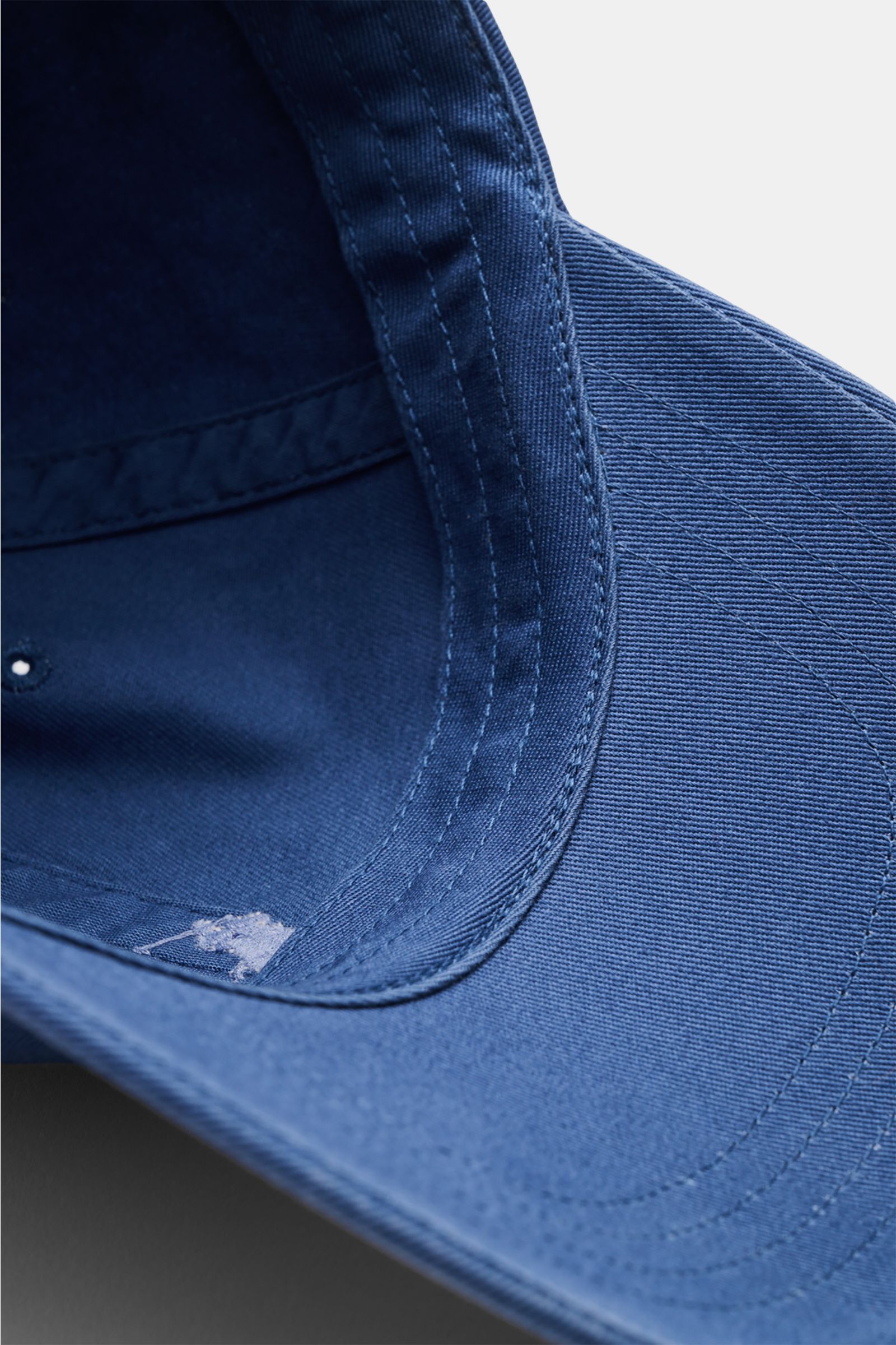 Close-up inside view of the Polo Ralph Lauren Baseball-Cap blau, showing six-panel design, curved brim, and detailed stitching on pure cotton fabric.

Die klassische Baseball-Cap von POLO RALPH LAUREN aus reiner Baumwolle verleiht deinem Look sportlich