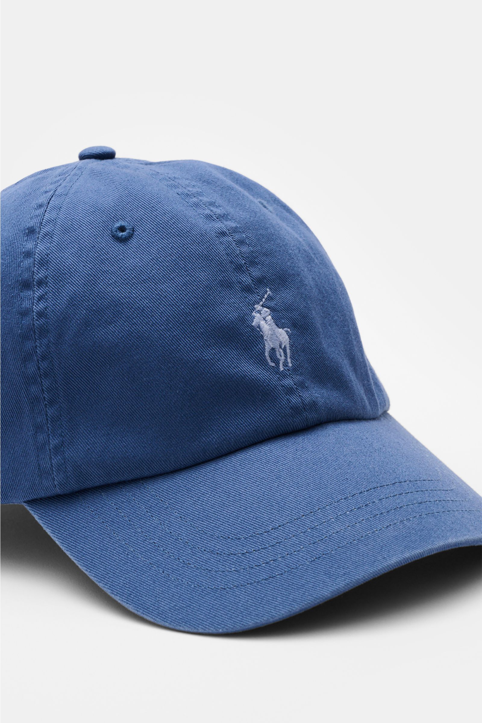 Close-up front-left view of Polo Ralph Lauren Baseball-Cap blau in blue cotton with six-panel design, curved brim, logo stitching, and adjustable closure.

Die klassische Baseball-Cap von POLO RALPH LAUREN aus reiner Baumwolle verleiht deinem Look spor