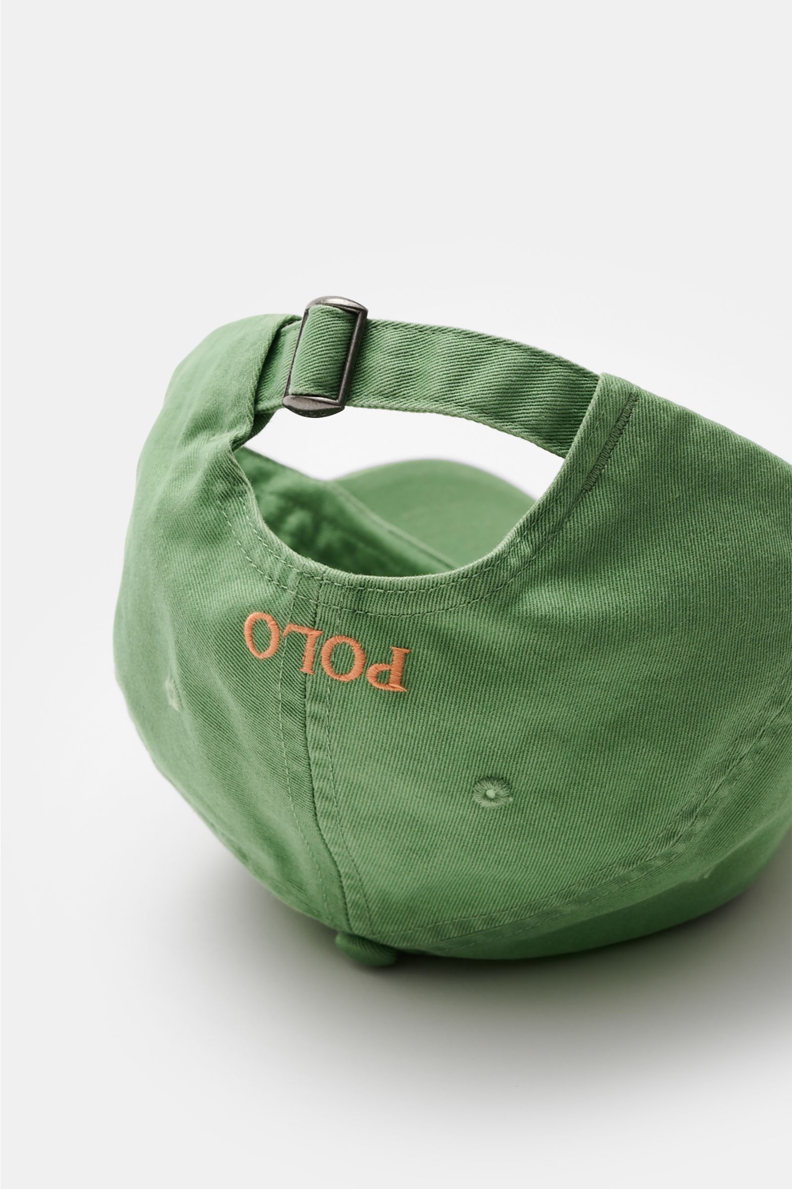 Rear close-up of Polo Ralph Lauren Baseball-Cap salbei in sage green cotton with adjustable strap, logo stitching, and six-panel design.

Description: Die klassische Baseball-Cap von POLO RALPH LAUREN aus reiner Baumwolle verleiht deinem Look sportlich