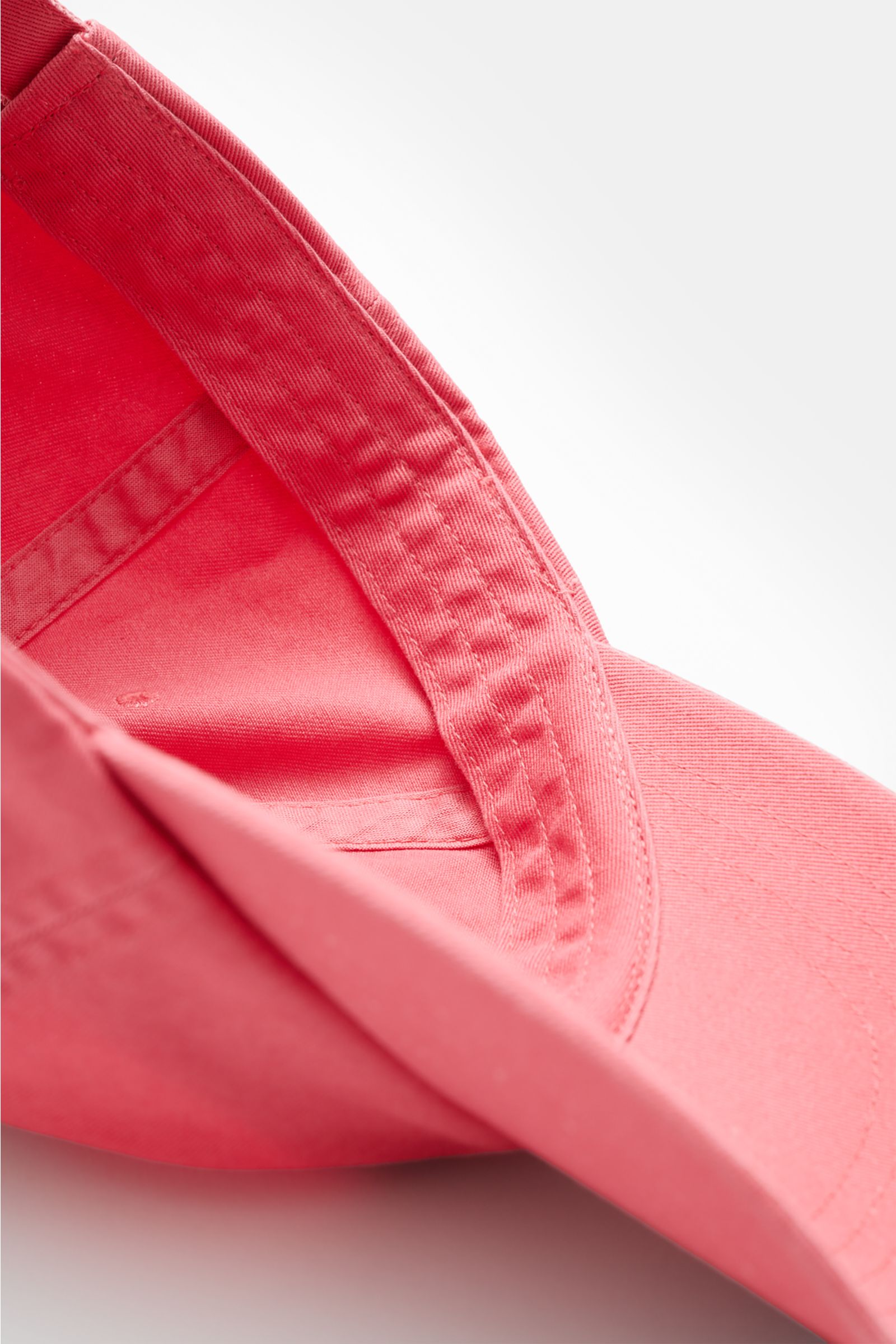 Close-up view of the inside and curved brim of the Polo Ralph Lauren Baseball-Cap hellrot, made of pure cotton with six-panel design and logo stitching.

Die klassische Baseball-Cap von POLO RALPH LAUREN aus reiner Baumwolle verleiht deinem Look sportl