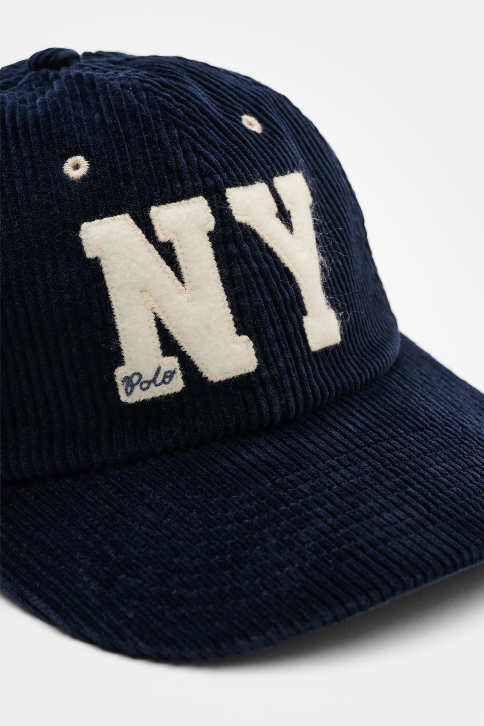 Polo Ralph Lauren Cord-Baseball-Cap navy shown from a close-up front angle, featuring corduroy cotton, six-panel design, curved brim, and white NY patch with logo stitching. Die Cord-Baseball-Cap von POLO RALPH LAUREN aus reiner Baumwolle verleiht dein