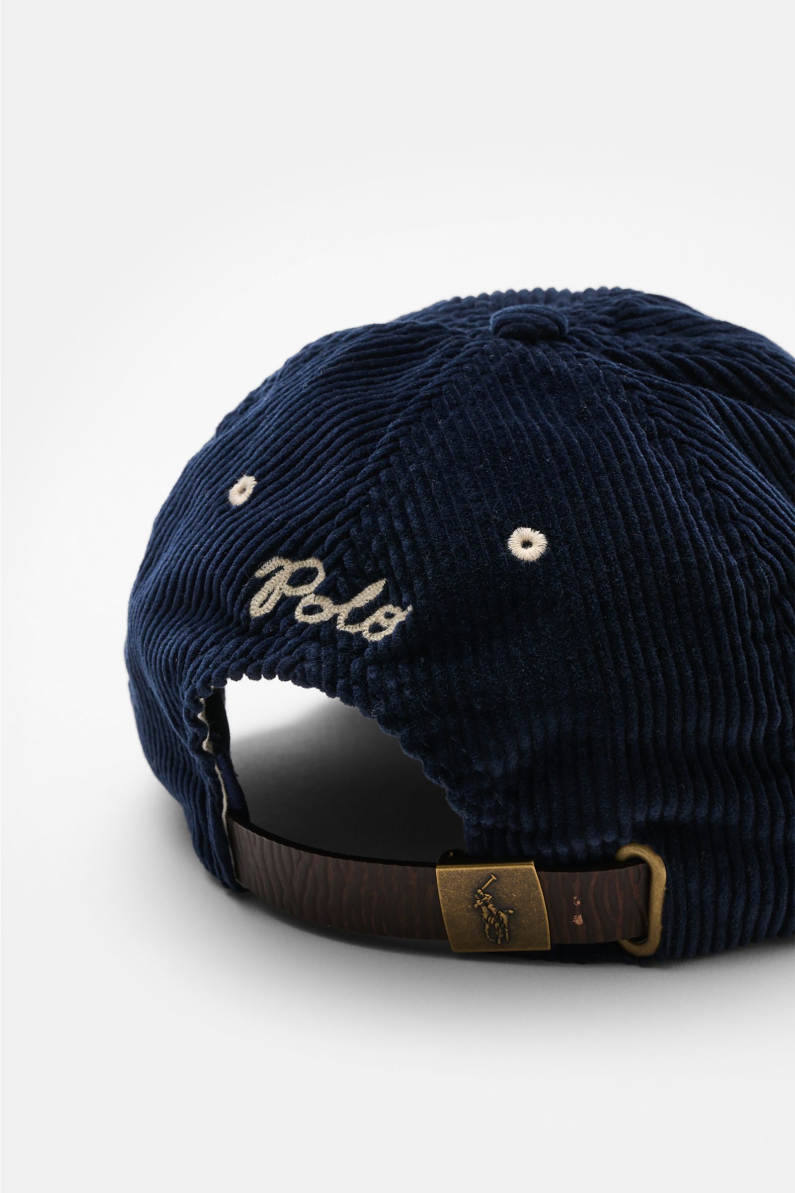 Rear close-up of Polo Ralph Lauren Cord-Baseball-Cap navy in pure cotton cord with adjustable strap and embroidered Polo logo.

Die Cord-Baseball-Cap von POLO RALPH LAUREN aus reiner Baumwolle verleiht deinem Look sportliche Eleganz. Mit ihrem sechs-Pa