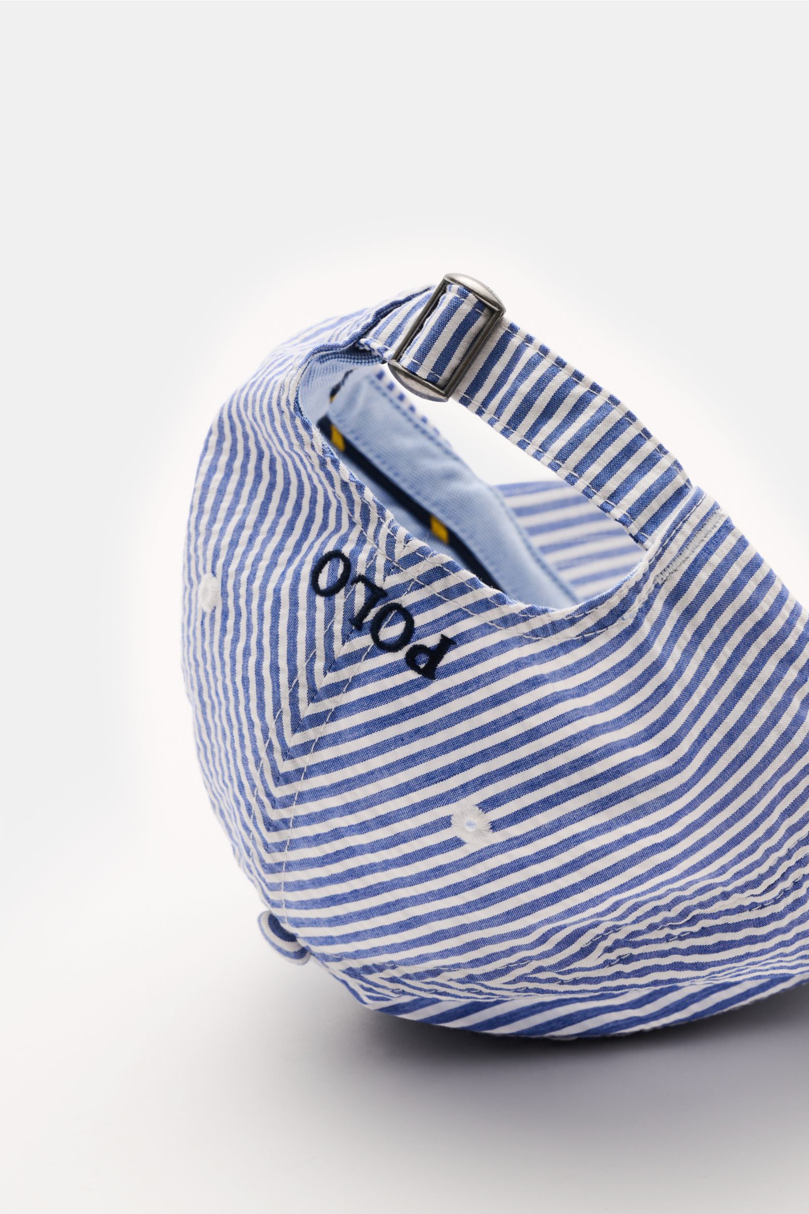 Polo Ralph Lauren Baseball-Cap blau/weiß gestreift, sechs-Panel-Design, gebogener Schirm, Logo-Stitching, verstellbarer Verschluss, Detailrückansicht.