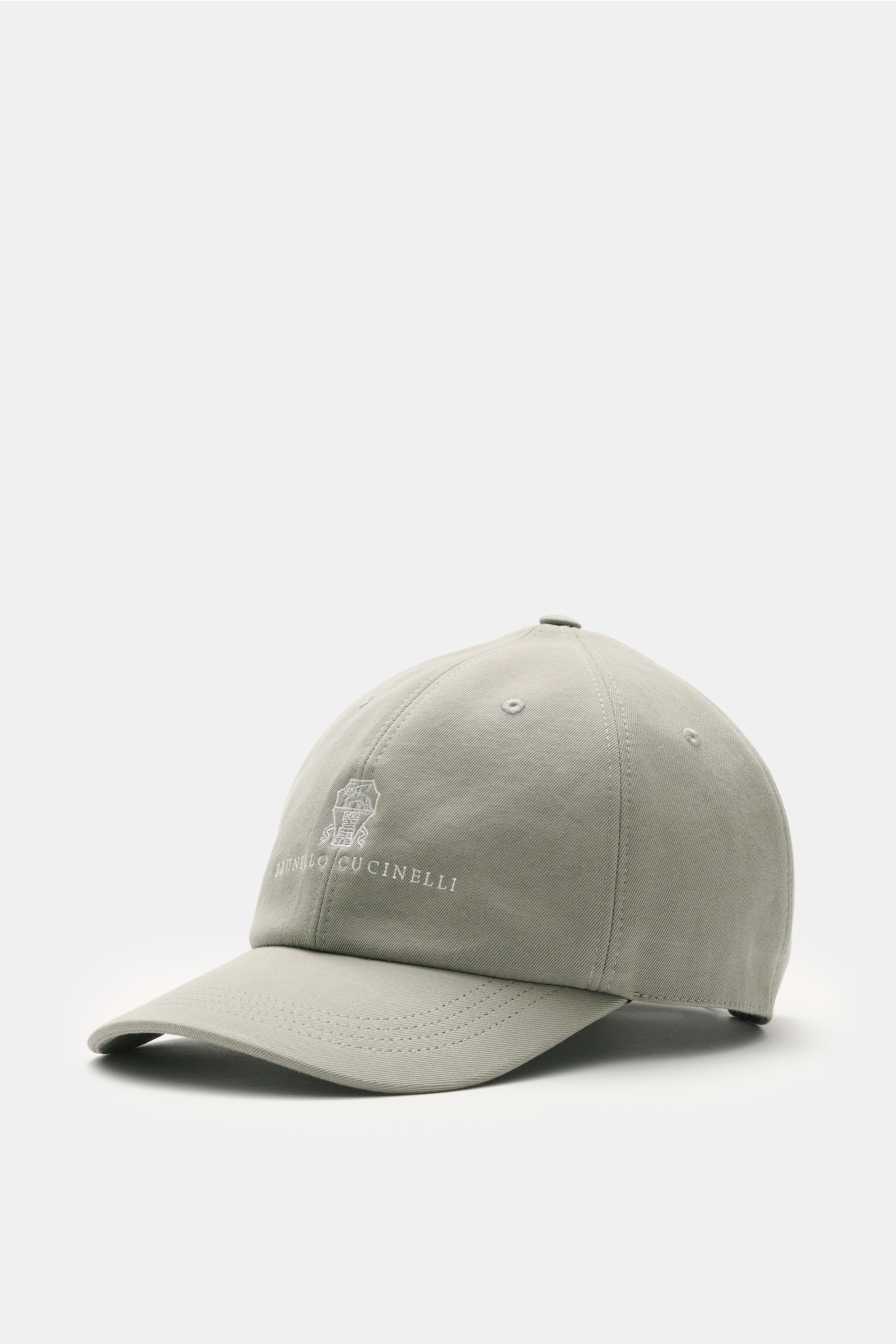 Brunello Cucinelli Baseball-Cap salbei, seitliche Nahaufnahme, Twill-Baumwolle, gesticktes Solomeo-Logo, Leder-Verschluss, Six-Panel, breiter Schirm.