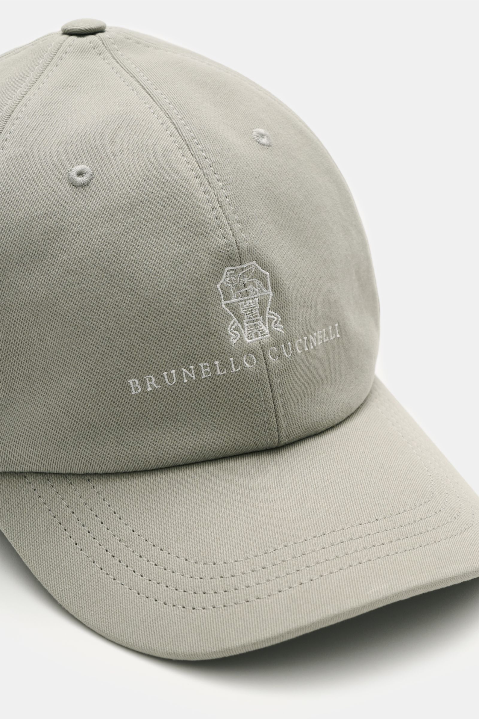 Brunello Cucinelli Baseball-Cap salbei, Twill-Baumwolle, Logo-Stitching, Six-Panel, breiter Schirm, Leder-Verschluss, Nahaufnahme von oben schräg.