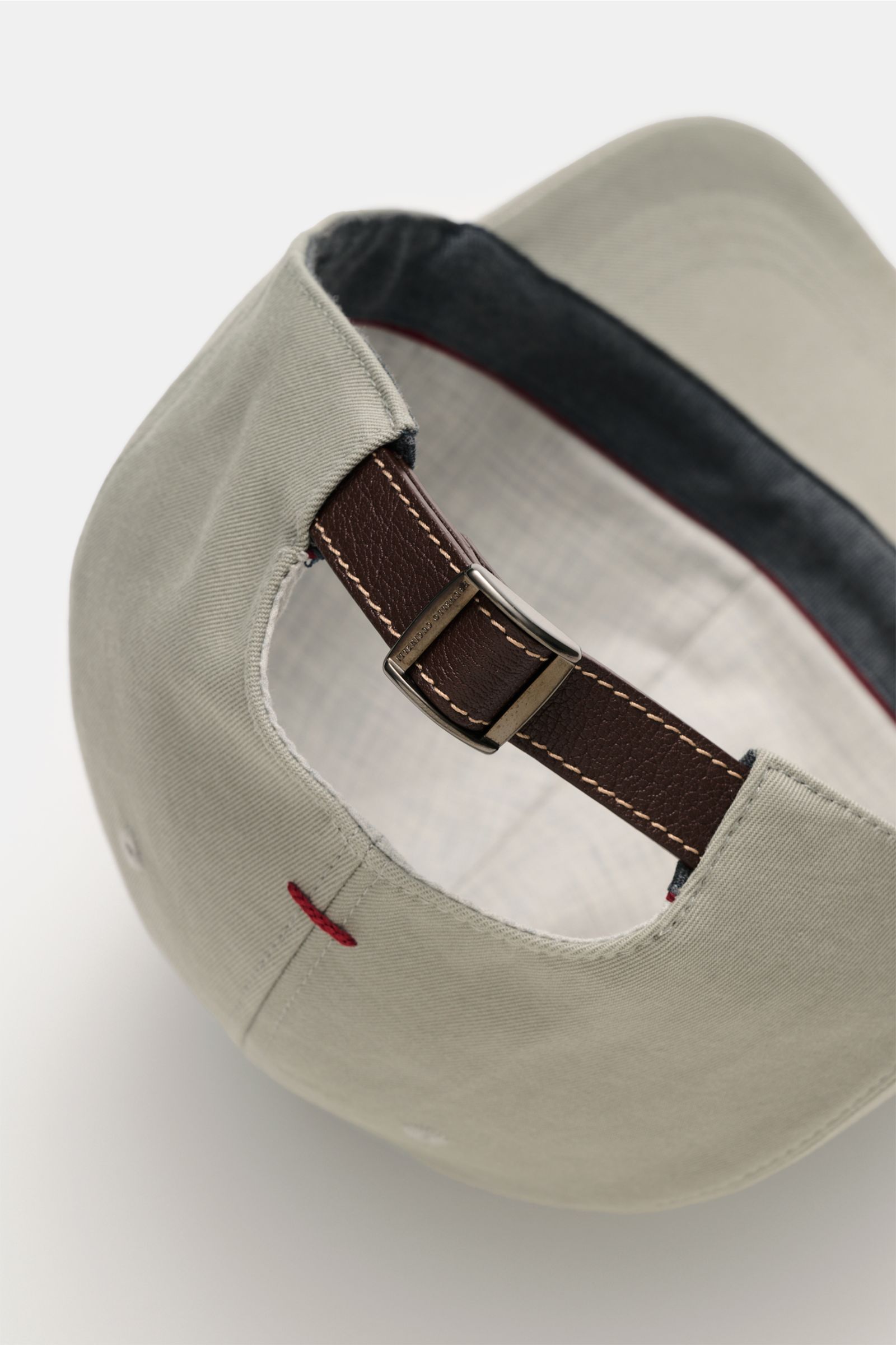 Brunello Cucinelli Baseball-Cap salbei von oben fotografiert, Twill-Baumwolle, weicher Griff, Lederverschluss, Solomeo-Logo-Stitching.