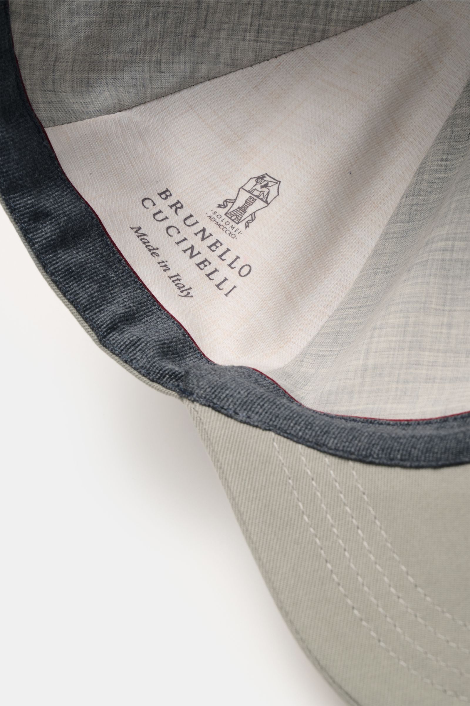 Brunello Cucinelli Baseball-Cap salbei von innen fotografiert, zeigt Baumwollfutter, Leder-Verschluss, Logo-Stitching, Twill, Six-Panel, breiter Schirm.