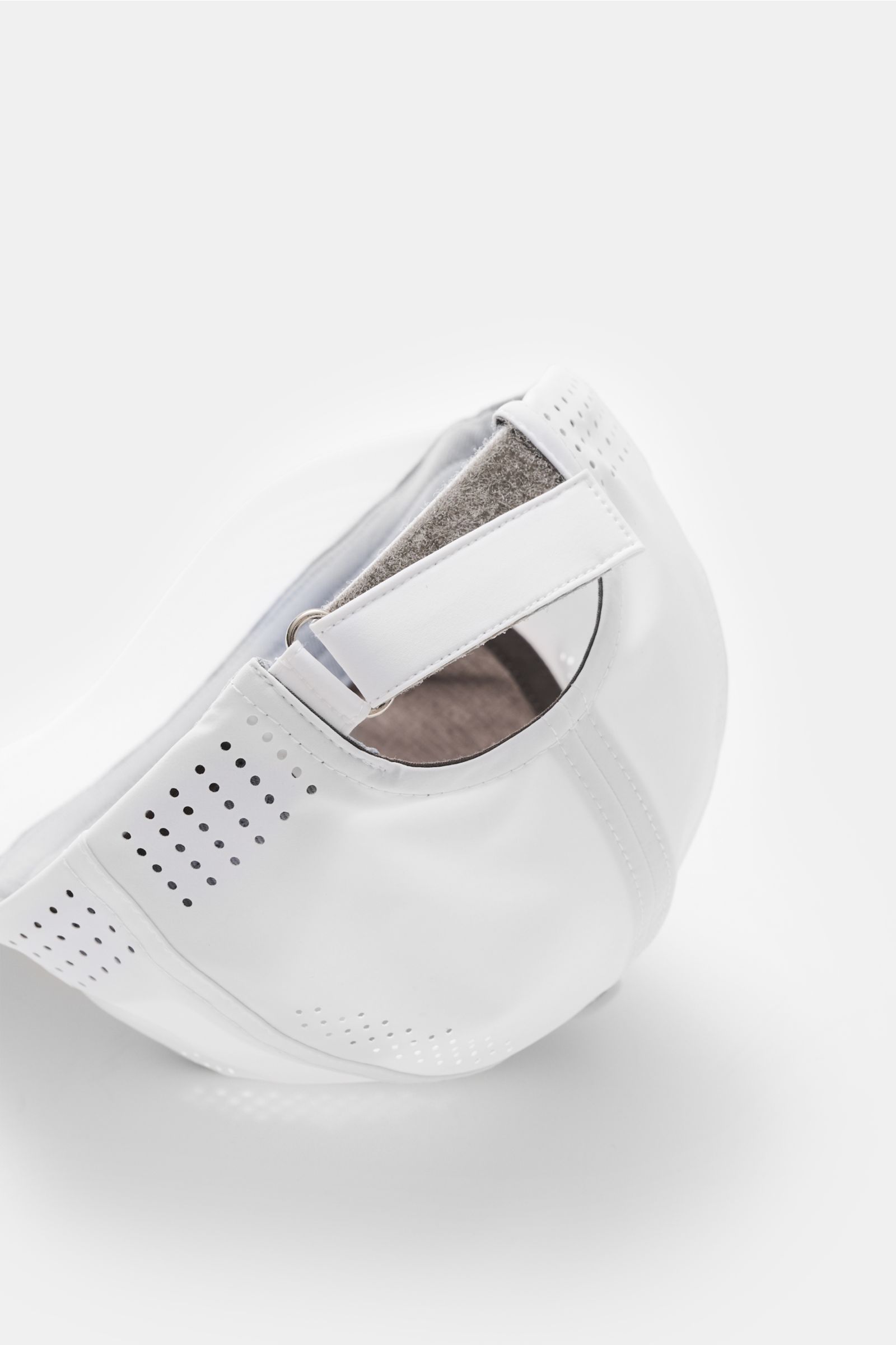 Brunello Cucinelli Baseball-Cap weiß shown from an angled top view, featuring perforated microfiber, smooth grip, wide brim, logo-print with stitching, side perforations, and adjustable Velcro strap, inspired by tennis sport for a distinctive look and com