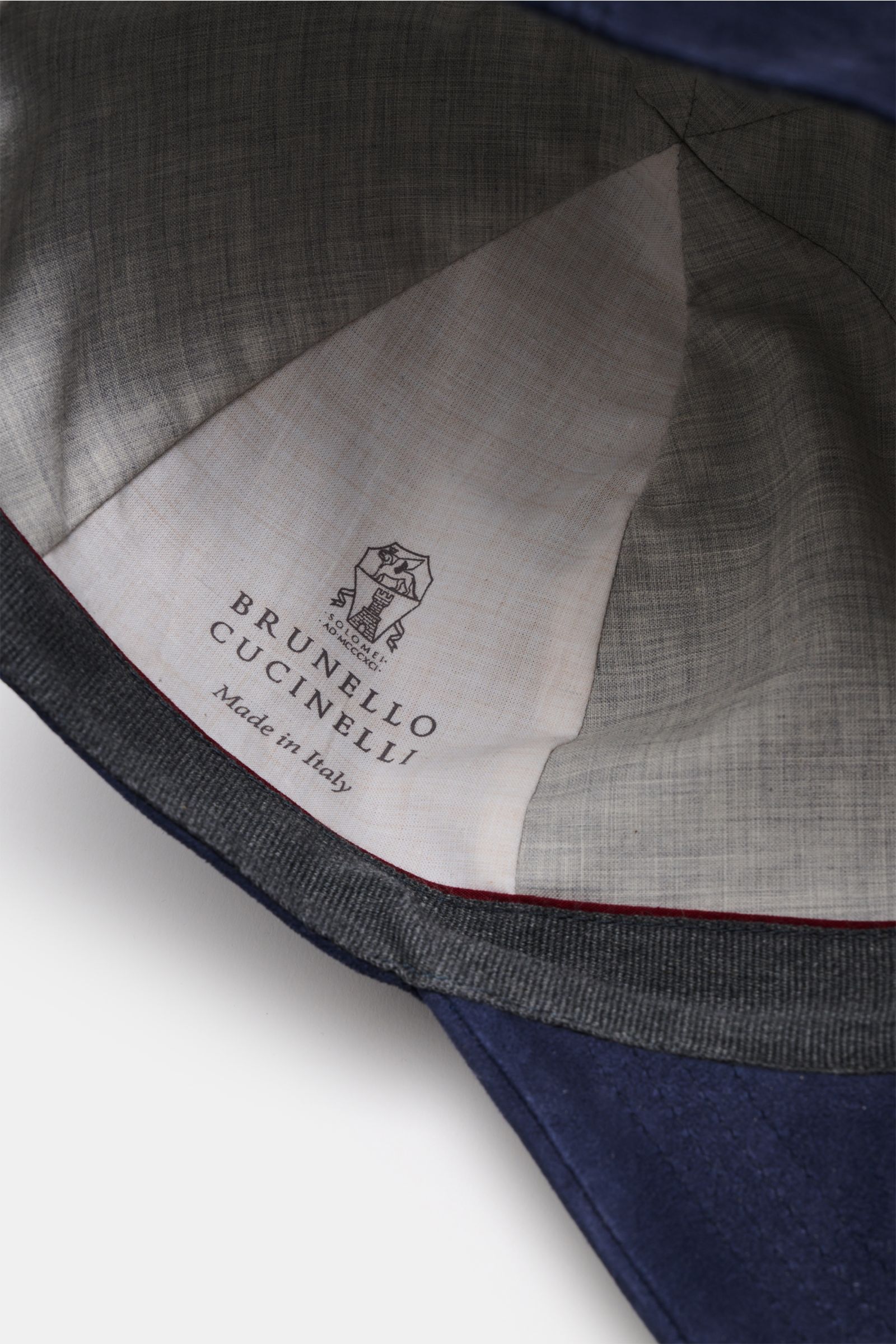 Brunello Cucinelli Veloursleder-Cap dunkelblau von innen fotografiert, mit Baumwollfutter, Logo-Stitching, Made in Italy.