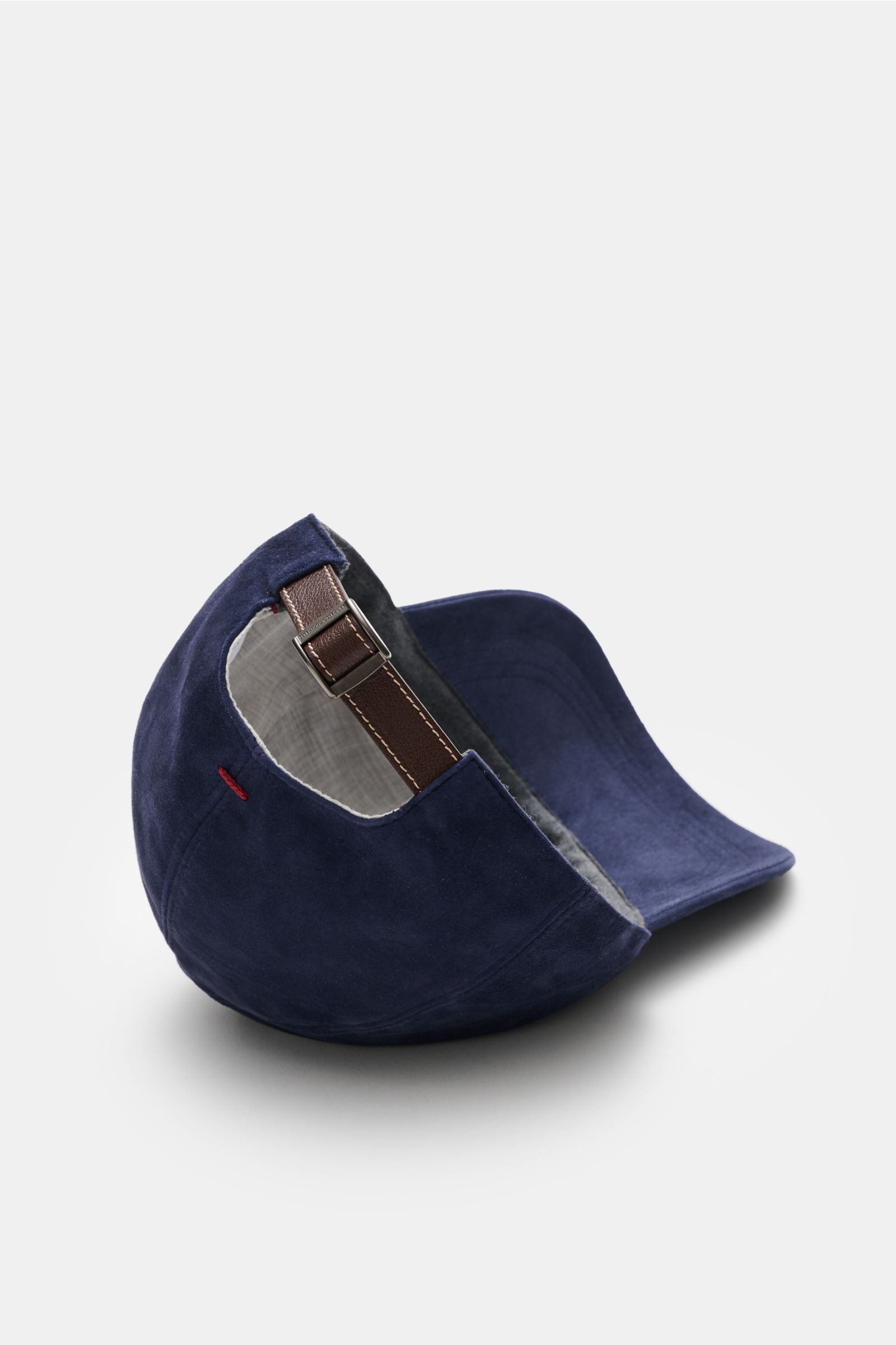 Brunello Cucinelli Veloursleder-Cap dunkelblau, seitliche Nahaufnahme von hinten, softes Veloursleder, Leder-Verschluss, Baumwollfutter, Six-Panel, Logo-Stitching, Made in Italy.