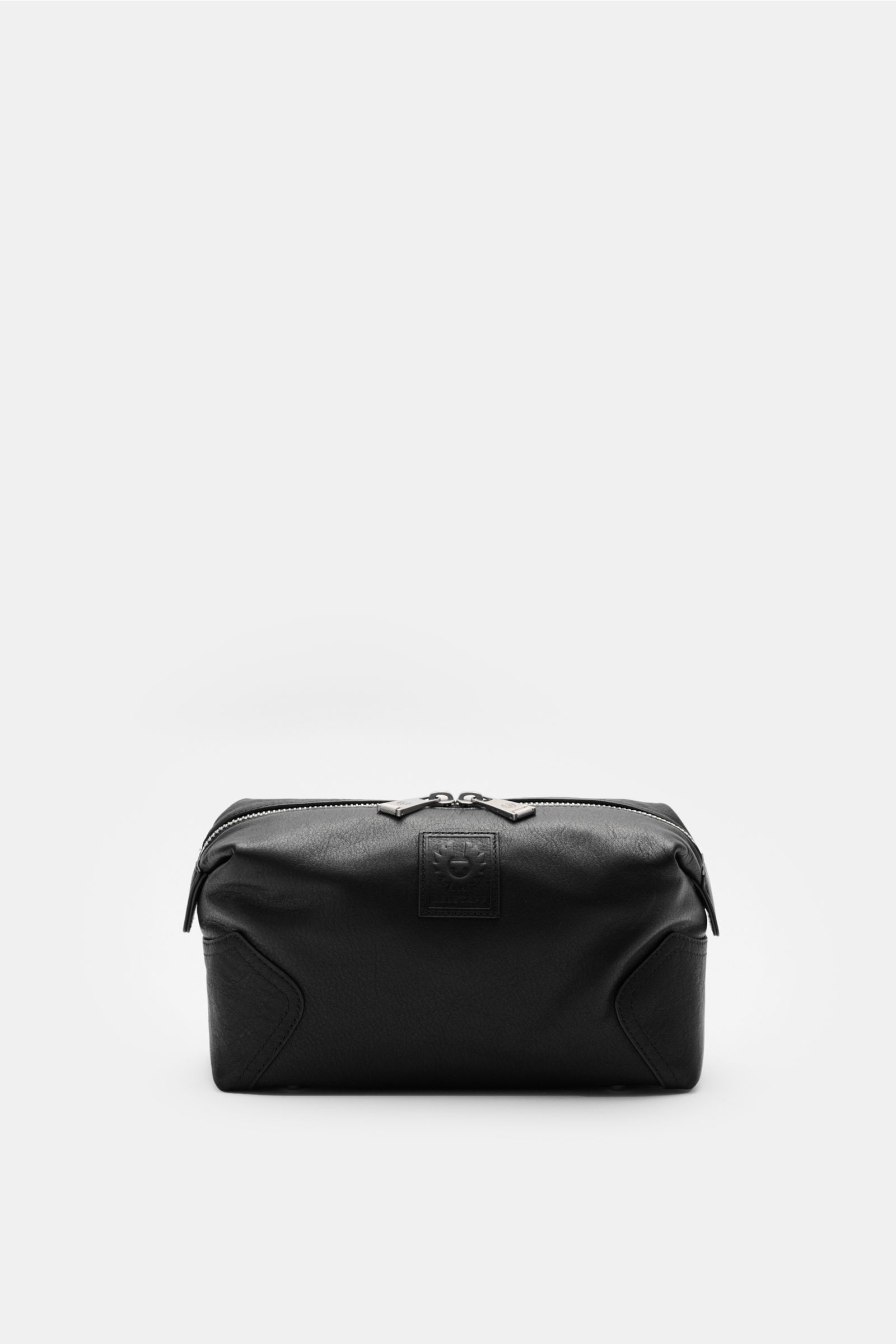 Belstaff Necessaire 'Maclagan Washbag' schwarz, frontal aus genarbtem Rindsleder, mit silbernem Zwei-Wege-Reißverschluss, Leder-Patch und regulierbarer Größe.