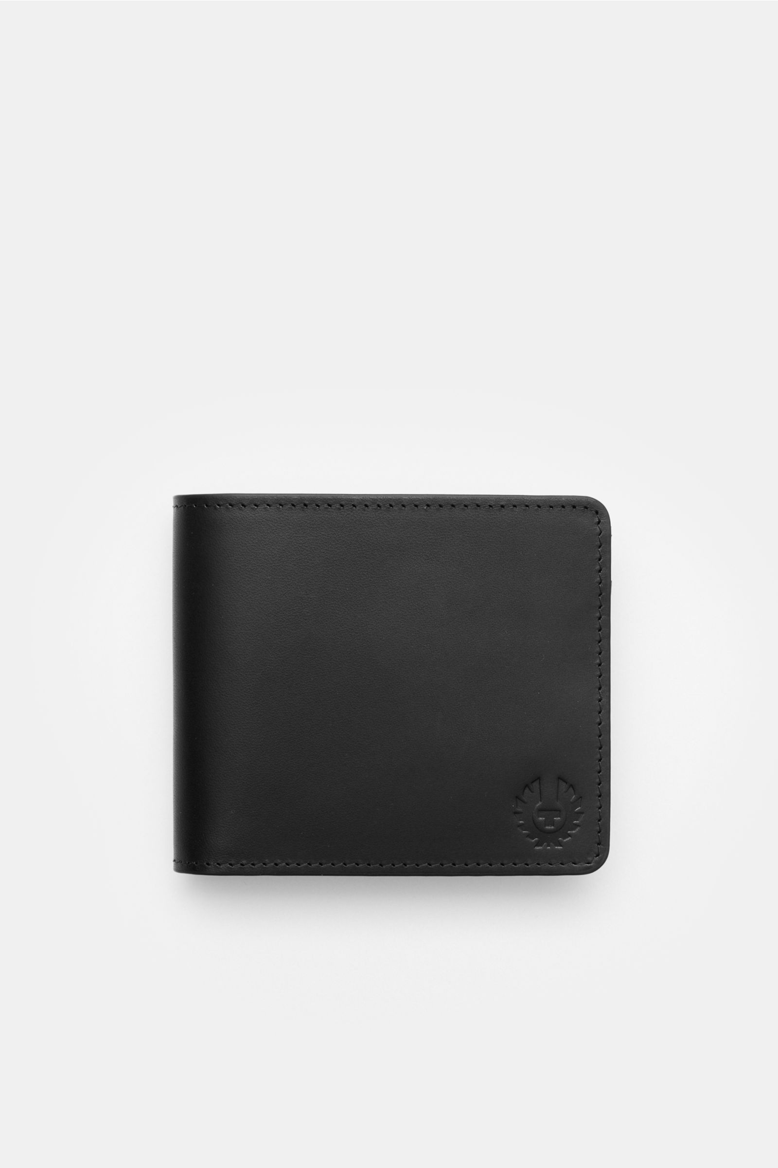 Front view of Belstaff Portemonnaie schwarz, a monochrome black wallet made of smooth cowhide leather with tonal logo embossing. Der perfekte Alltagsbegleiter: Minimalistische Ästhetik und glattes Leder machen dieses monochrome Portemonnaie von BELSTAF