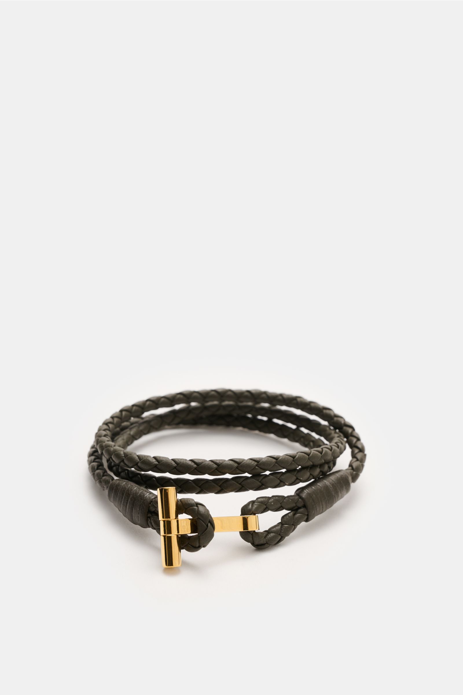 Tom Ford Armband dunkelbraun/gold shown from a front angle, braided dark brown leather with gold T-shaped loop closure.

Description: Wählen Sie mit dem schmalen Lederarmband aus geflochtenem Leder und mit goldfarbenem T-Verschluss von Luxus-Designer T