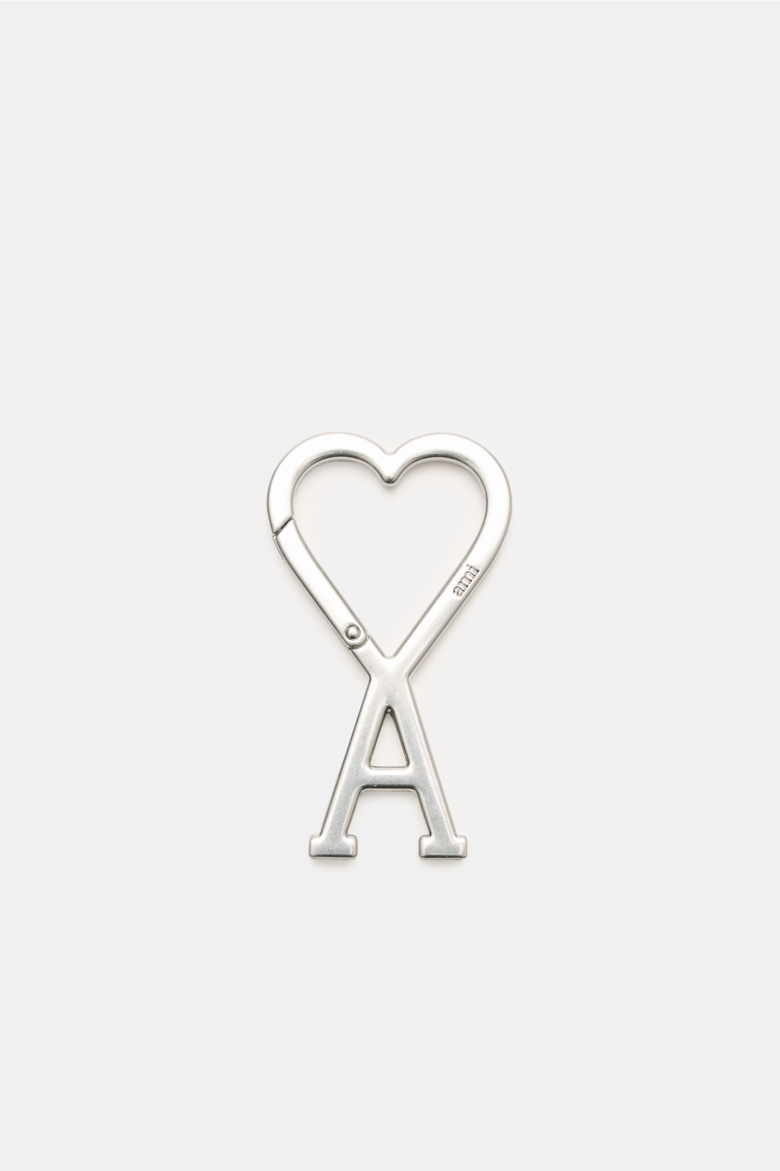 Ami Paris Schlüsselanhänger silber, frontal fotografiert, Unisex Accessoire mit AMI-Logo-Karabiner in Herzform, ca. 8 x 5 cm, praktisch für Schlüssel.