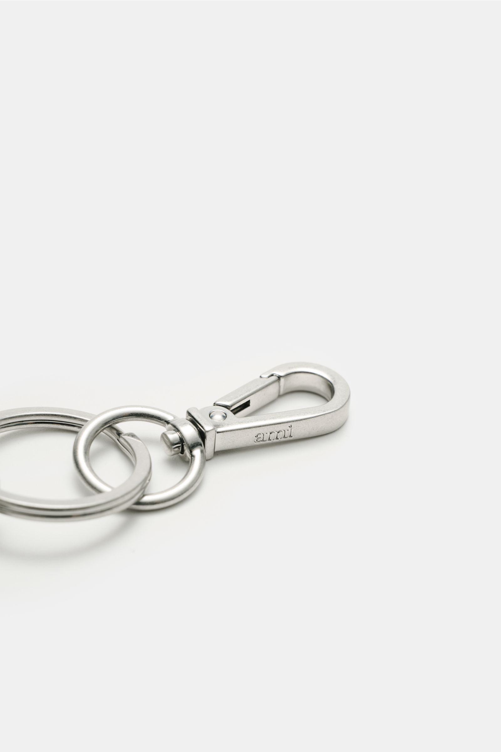 Ami Paris Schlüsselanhänger silber shown from a close-up side angle, featuring a silver keyring with a heart-logo carabiner clip.

Unisex Accessoire von AMI PARIS: Dieser praktische Begleiter mit dem markentypischen 'A' mit Herz hält Ihre Schlüssel an 