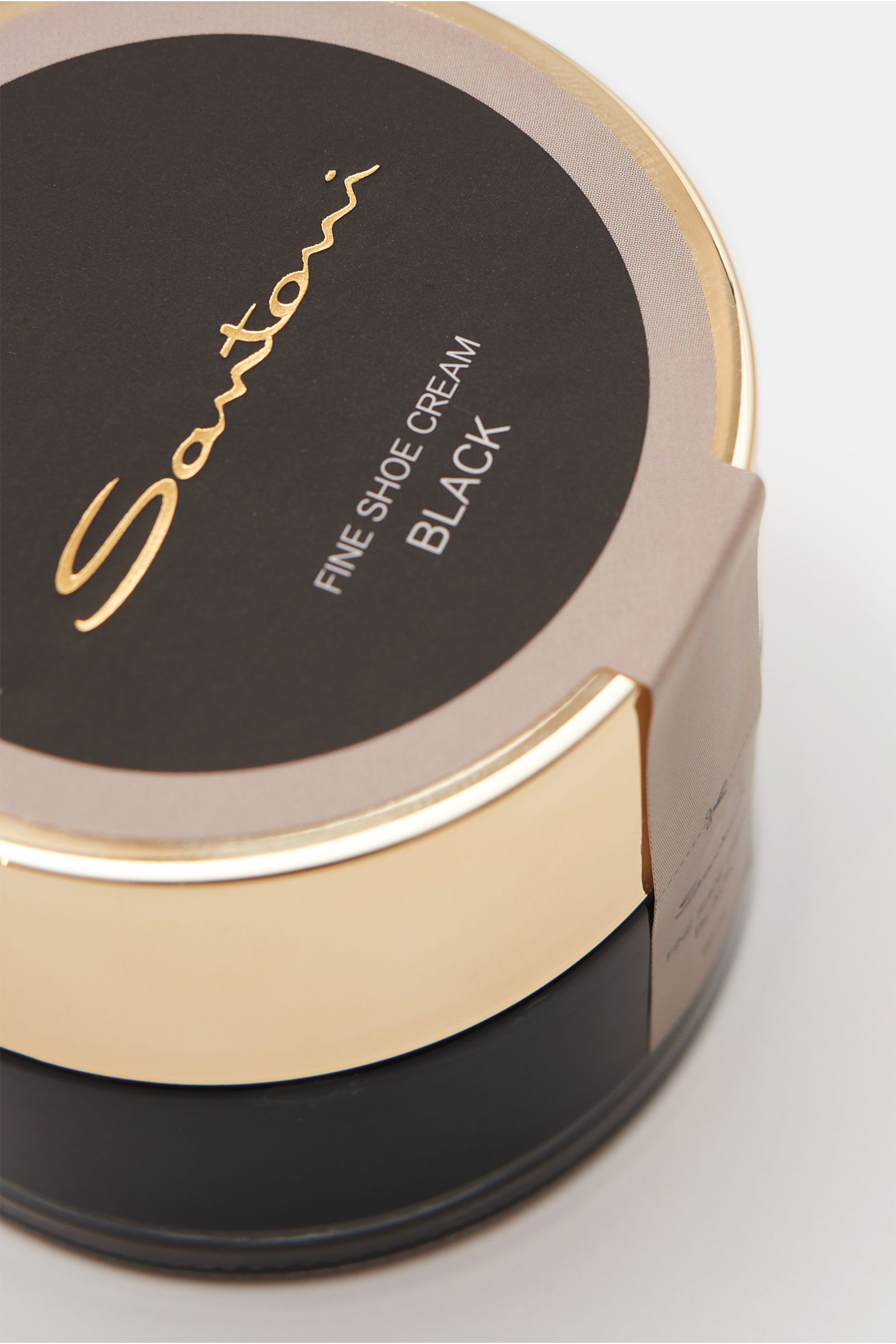 Close-up angled view of Santoni Schuhcreme schwarz 50 ml tin with black and gold lid, fine shoe cream for smooth leather.

Description:  
Unverzichtbares Utensil für die handgearbeiteten Meisterwerke von SANTONI: Perfekt auf den Schuh abgestimmt, bewir