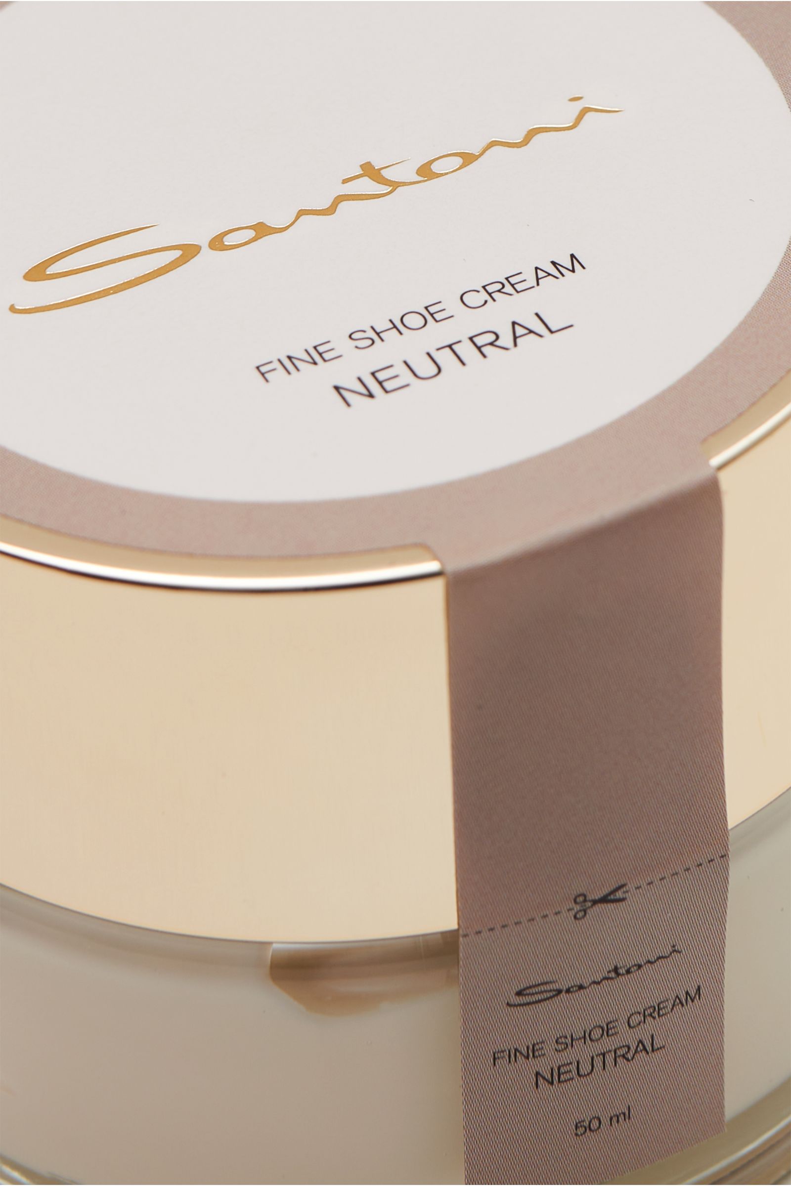 Close-up angled view of Santoni Schuhcreme farblos 50 ml, a fine shoe cream with high wax content for smooth leather, color and shine refreshment, made in Italy. 

Unverzichtbares Utensil für die handgearbeiteten Meisterwerke von SANTONI: Perfekt auf d