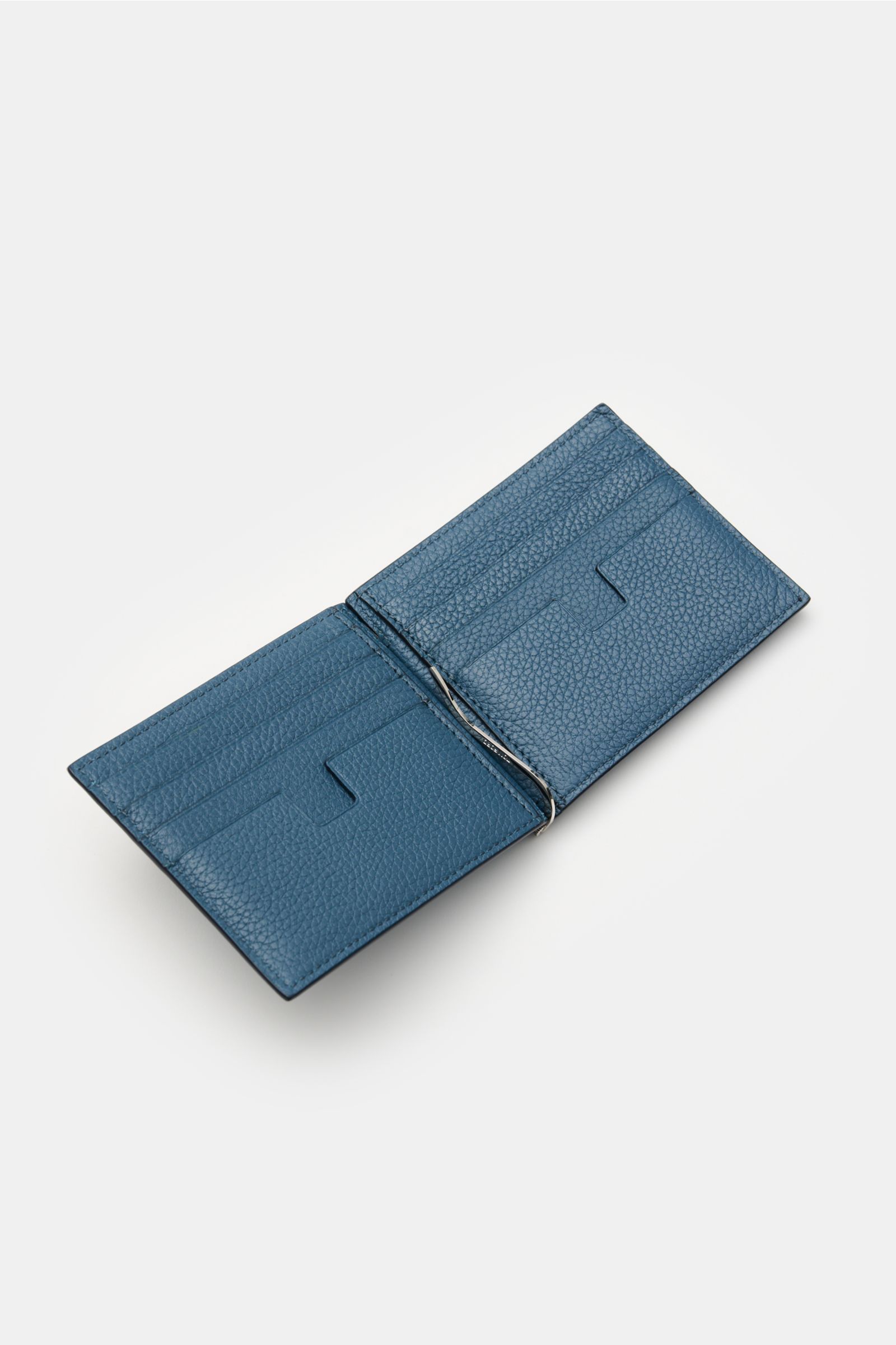 Open blue Tom Ford Kartenetui schwarz made of grained calf leather, photographed from a top angle showing eight card slots, a money clip, and silver TOM FORD embossing. Dieses praktische Etui von TOM FORD, gefertigt aus edlem Kalbleder und mit hochwert